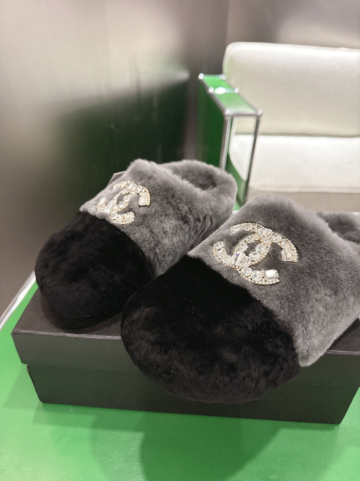 CC 26s Slippers Black Grey Fur 999410