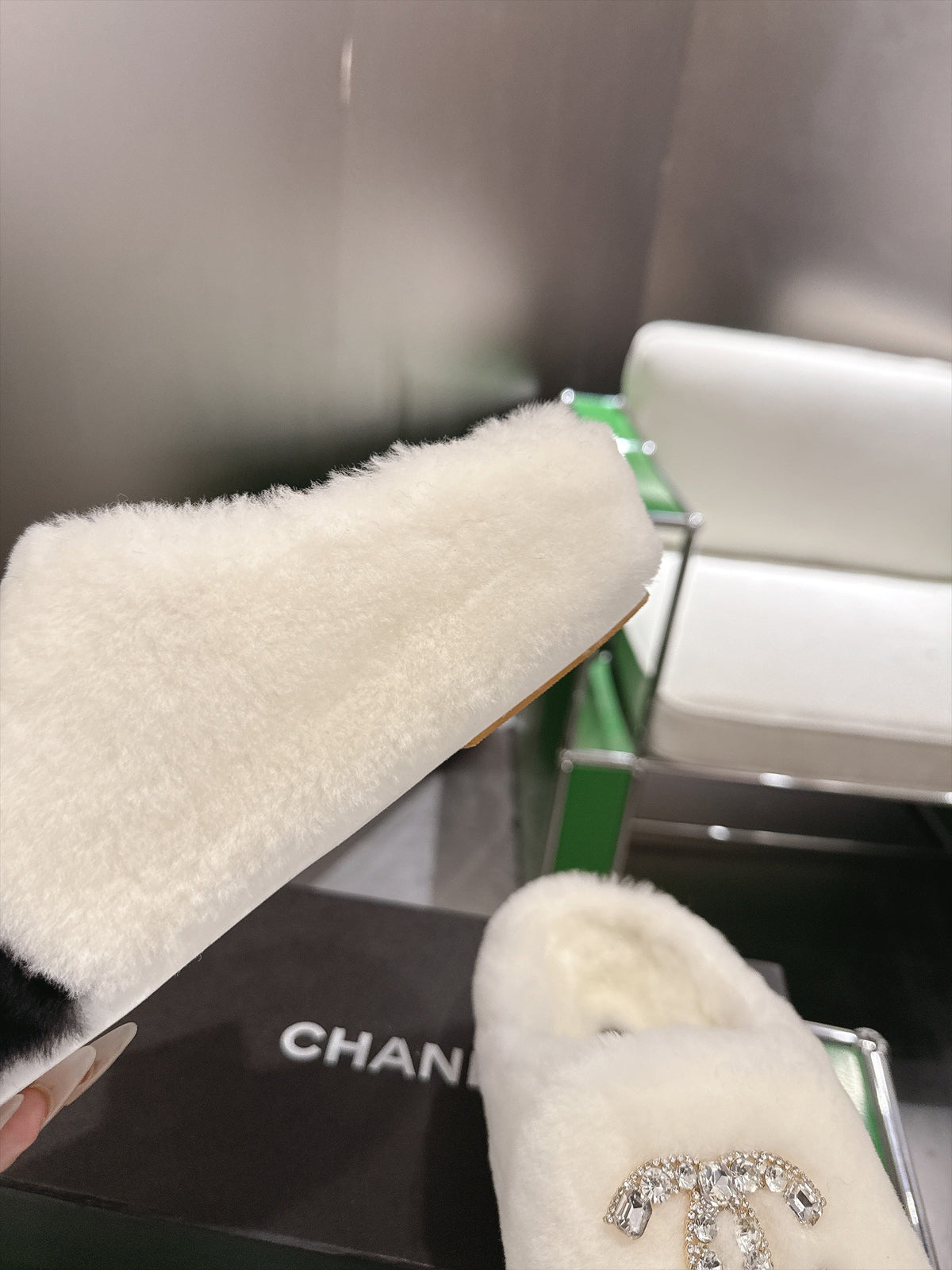 CC 26s Slippers Black White Fur 999411