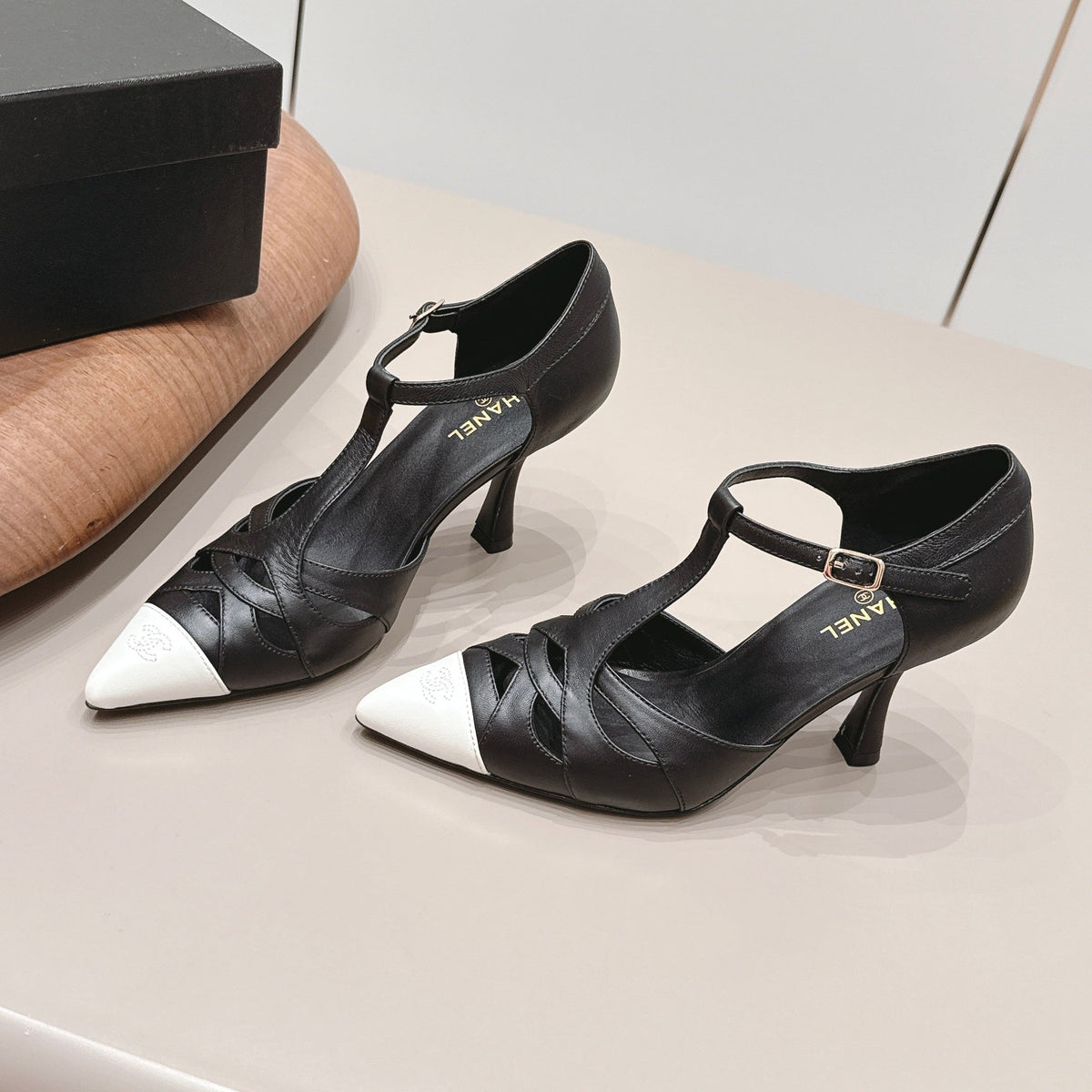 CC 26s Pointed-toe Slingback 9.5cm White Black Sheepskin 876257
