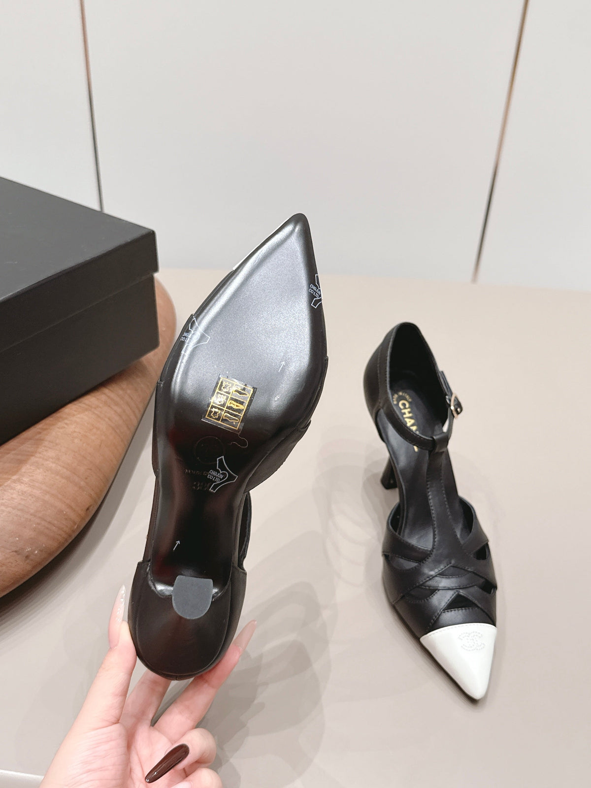 CC 26s Pointed-toe Slingback 9.5cm White Black Sheepskin 876257