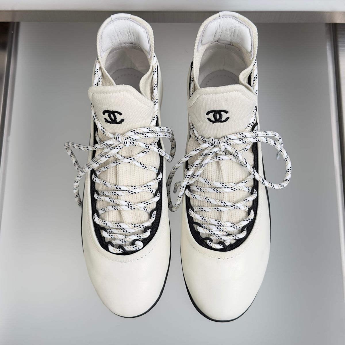 CC 26s Métiers d’art 2026 Sneakers White Sheepskin Fibers 869407