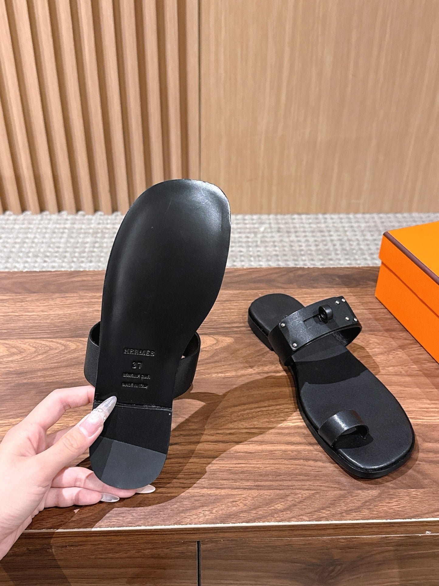 HM July Sandal Black Sheepskin 795944