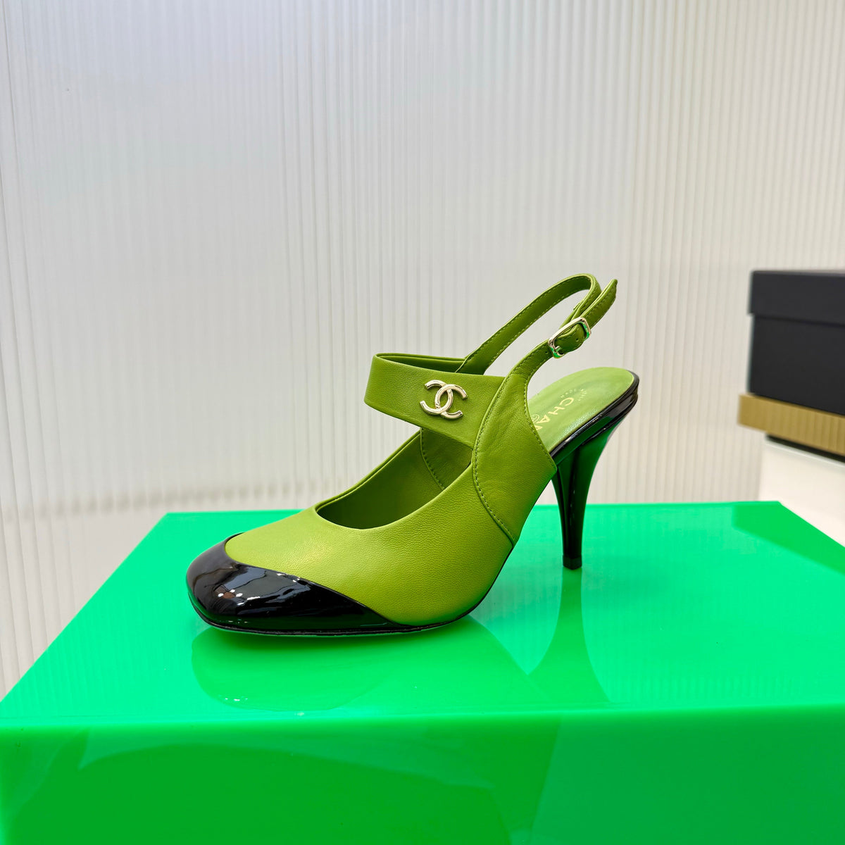 CC 26s Slingback 8.5cm Black Green Lambskin Patent Leather 924362