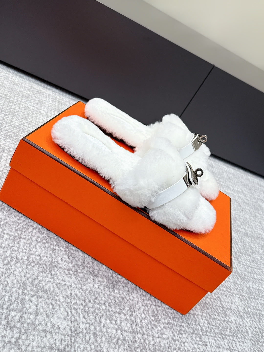 HM 25s H Shaped Slipper with Buckle White Shearling 462195