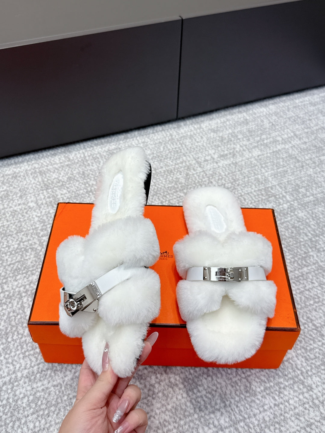 HM 25s H Shaped Slipper with Buckle White Shearling 462195
