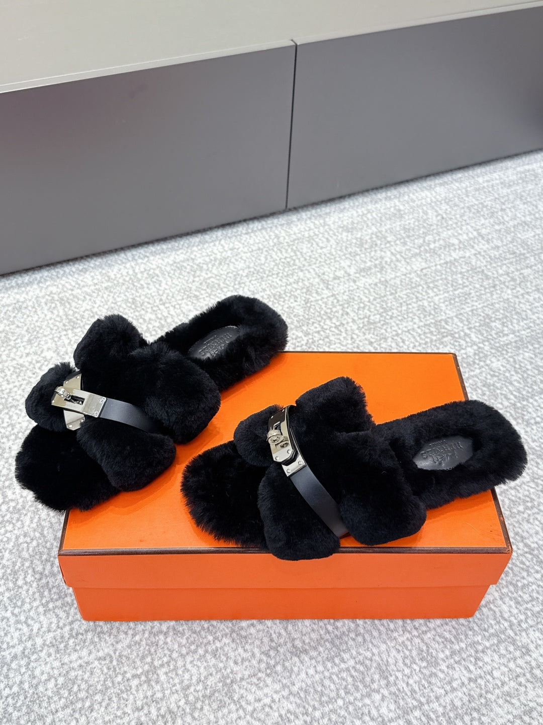 HM 25s H Shaped Slipper with Buckle Black Shearling 462196