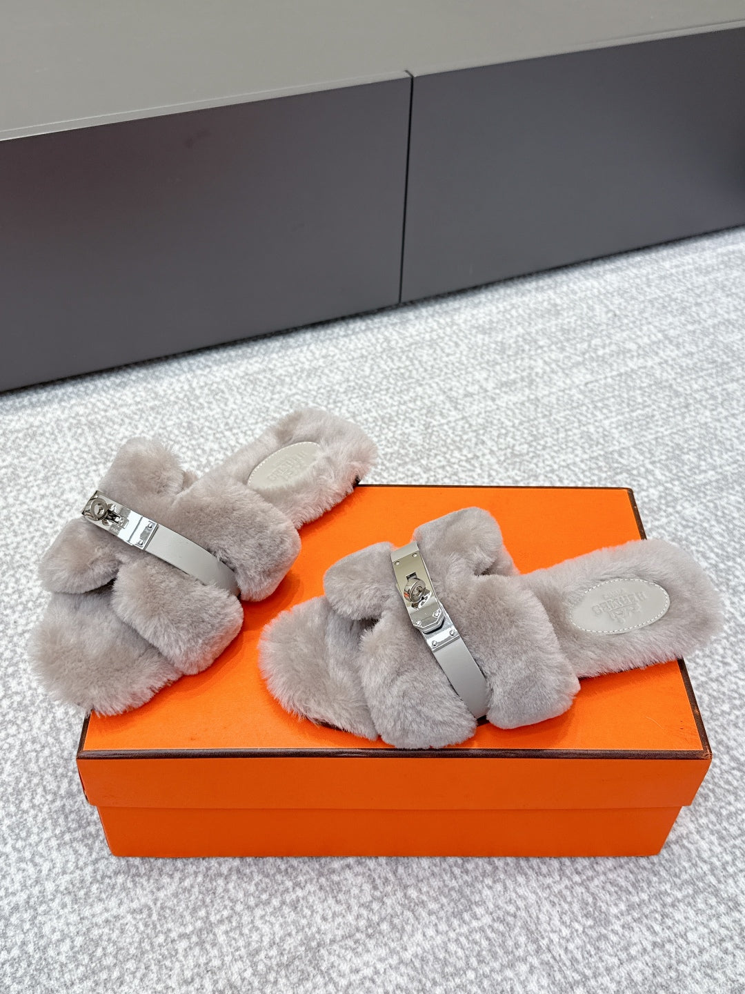 HM 25s H Shaped Slipper with Buckle Gray Shearling 462197