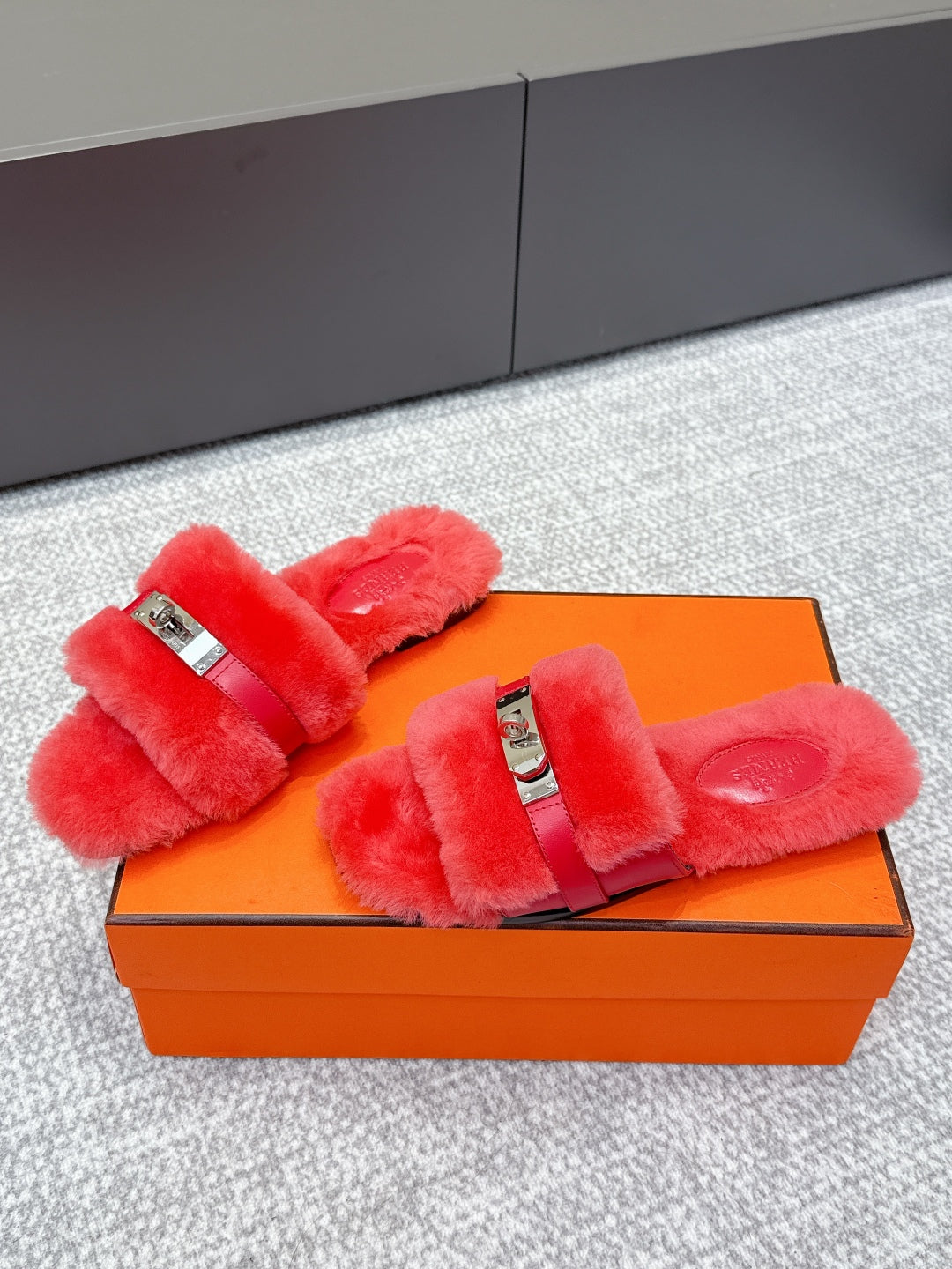 HM 25s Slipper with Buckle Red Fur 462200