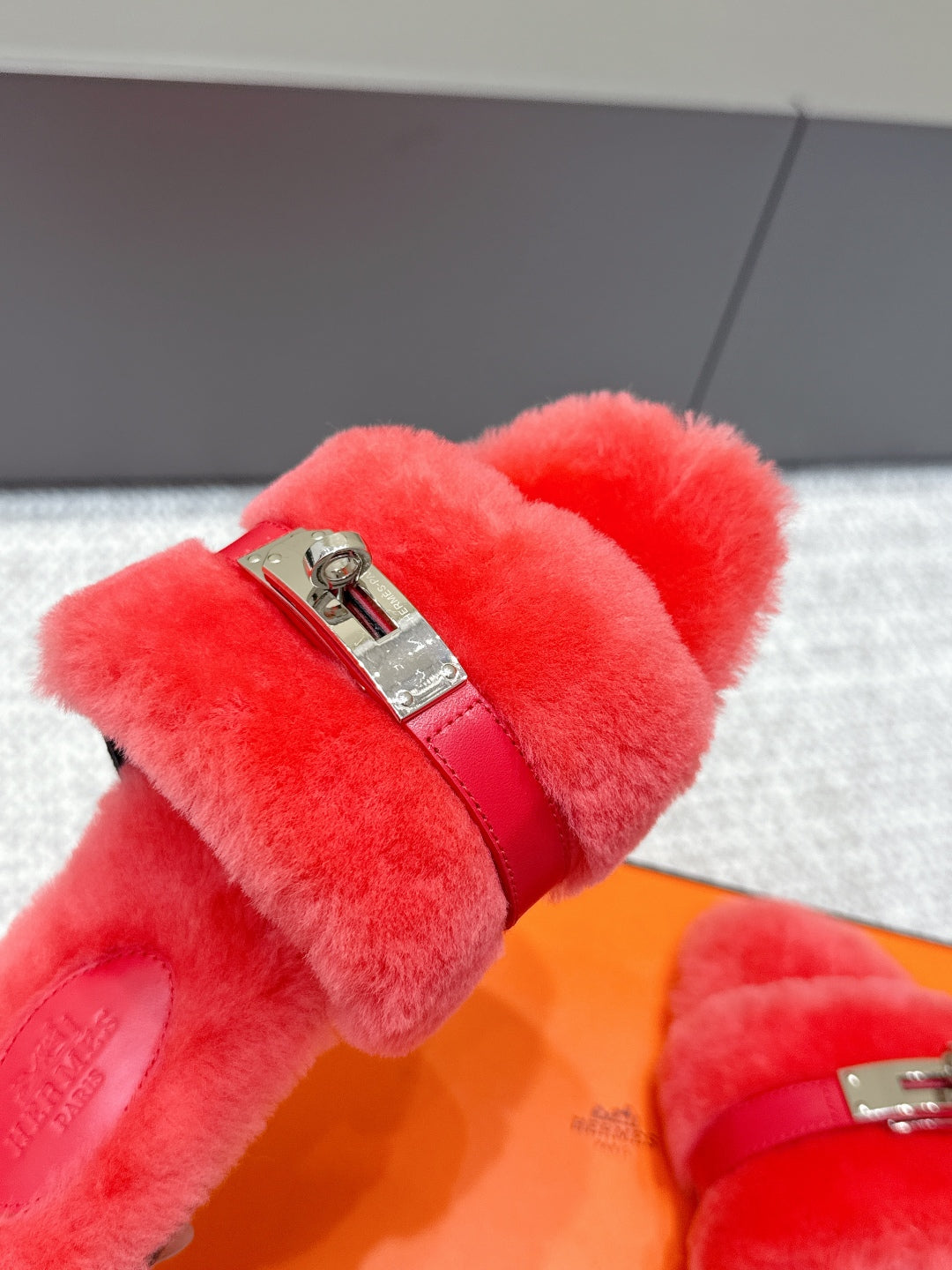 HM 25s Slipper with Buckle Red Fur 462200