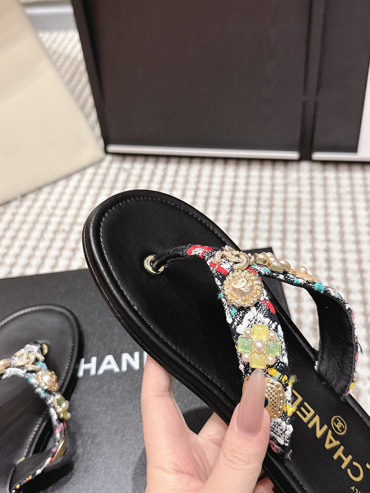 CC 26s Thong Sandals Black Sheepskin Multicolor Charm 632366