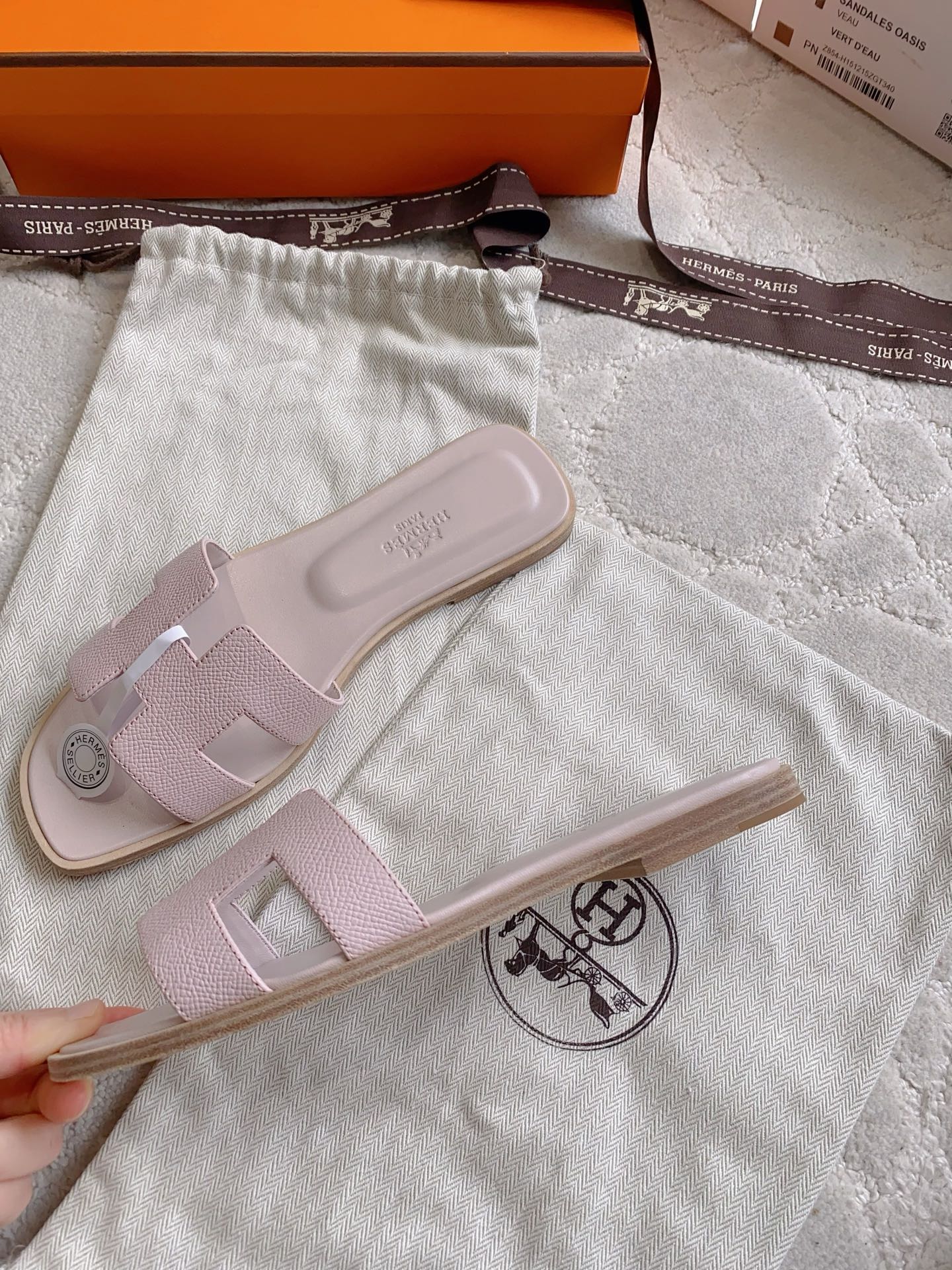 HM 26s Oran Sandal Silver Pink Espom Goatskin 724274