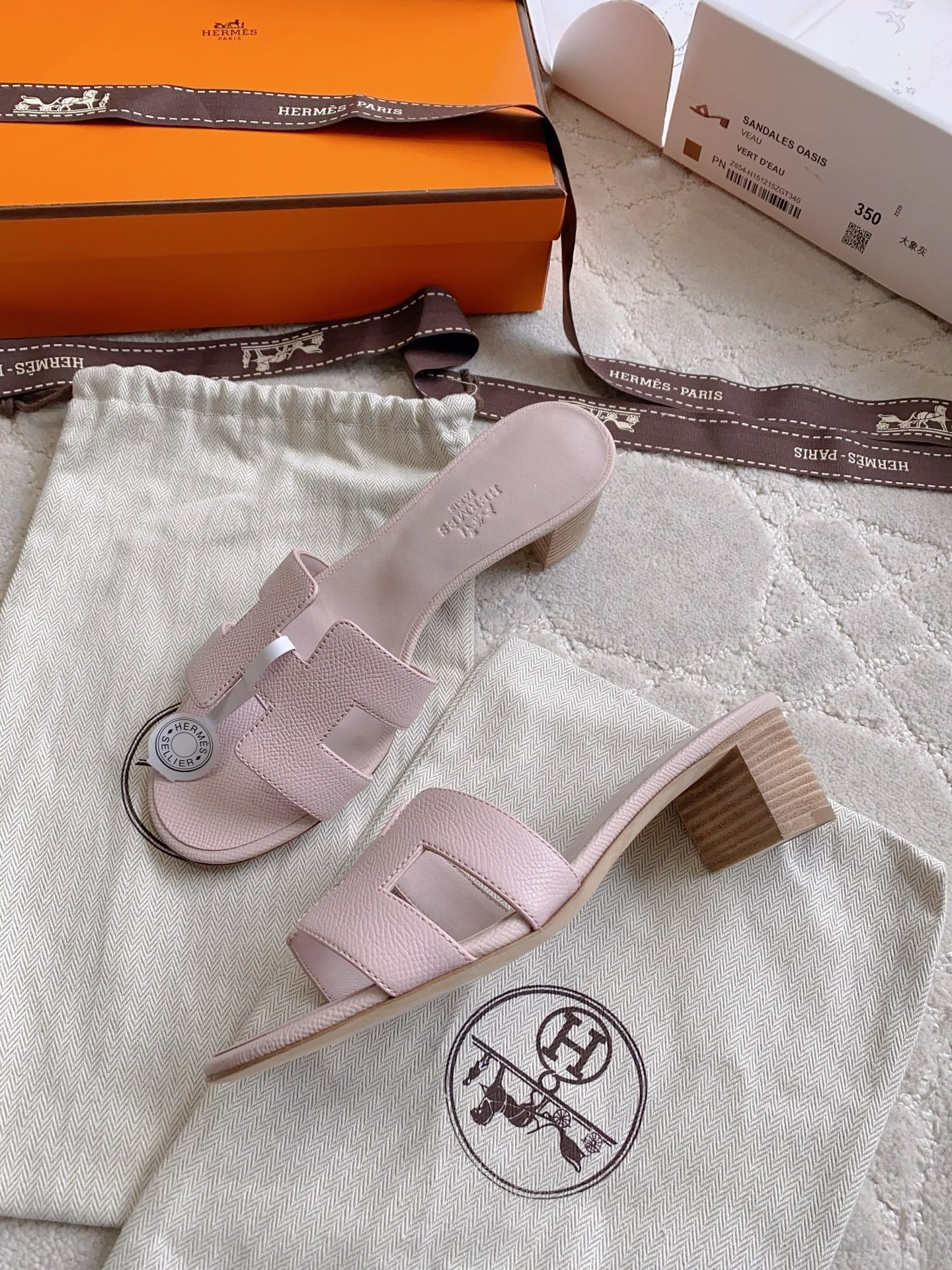 HM 26s Oran Sandal Silver Pink Espom Goatskin 724274