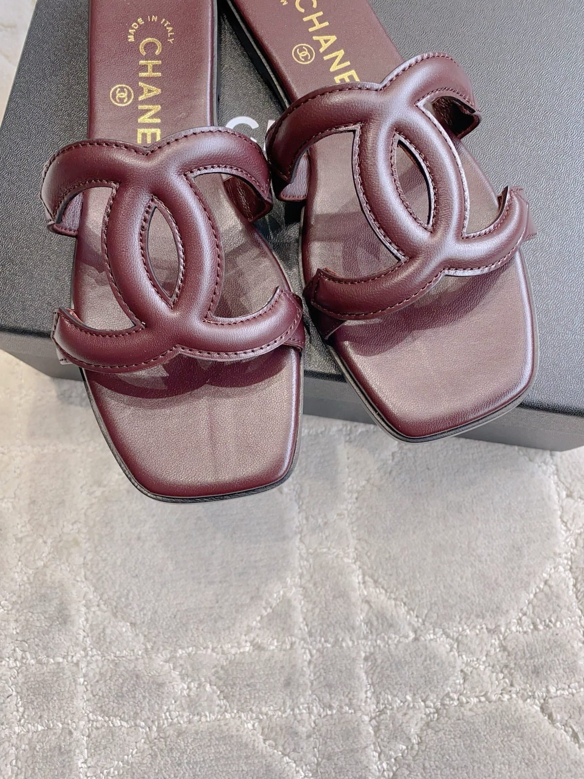 CC Logo Flat Sandals Burgundy Embossed Lambskin 906320