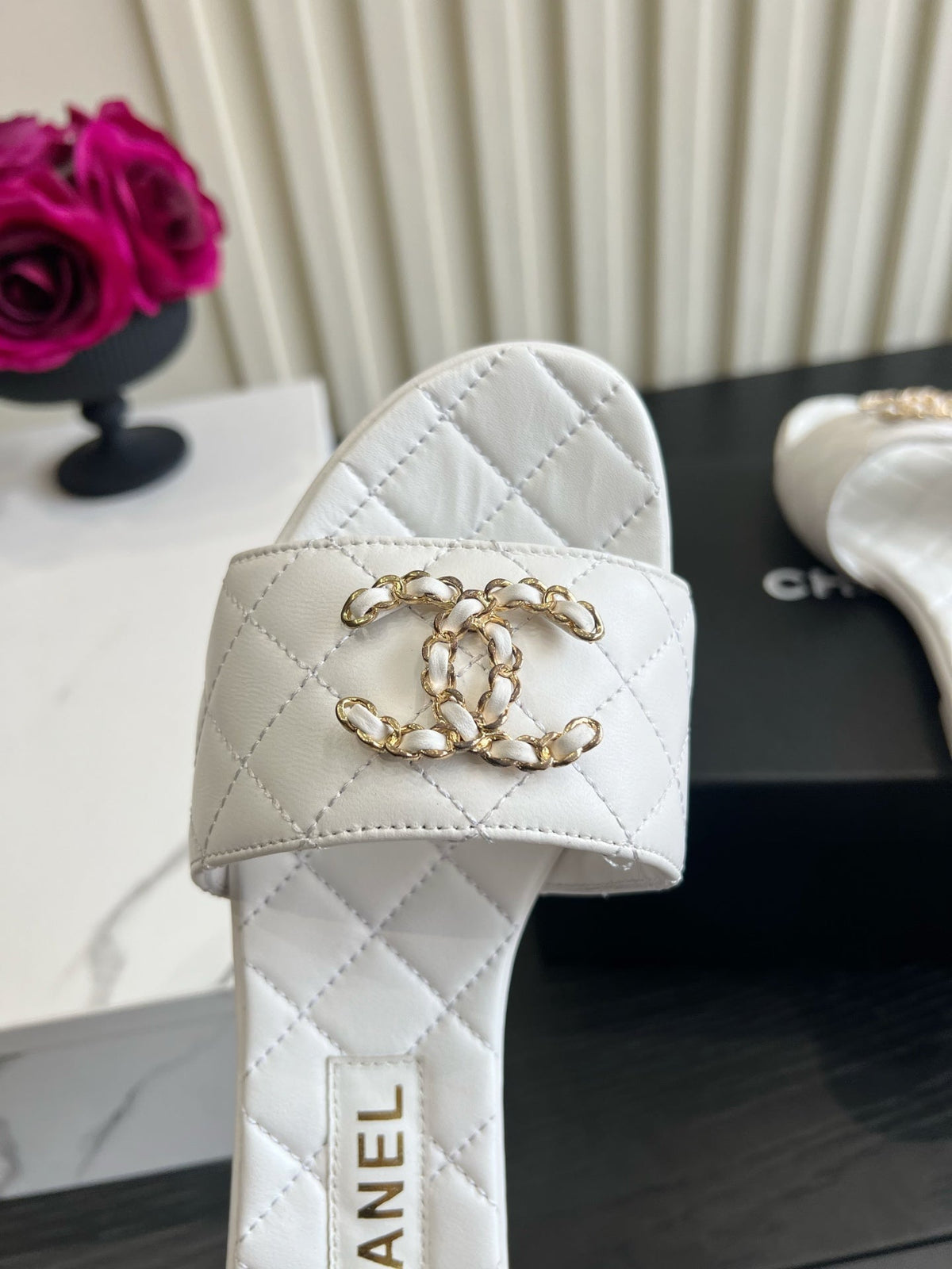 CC 26s Flat Sandals White Quited Leather 906220