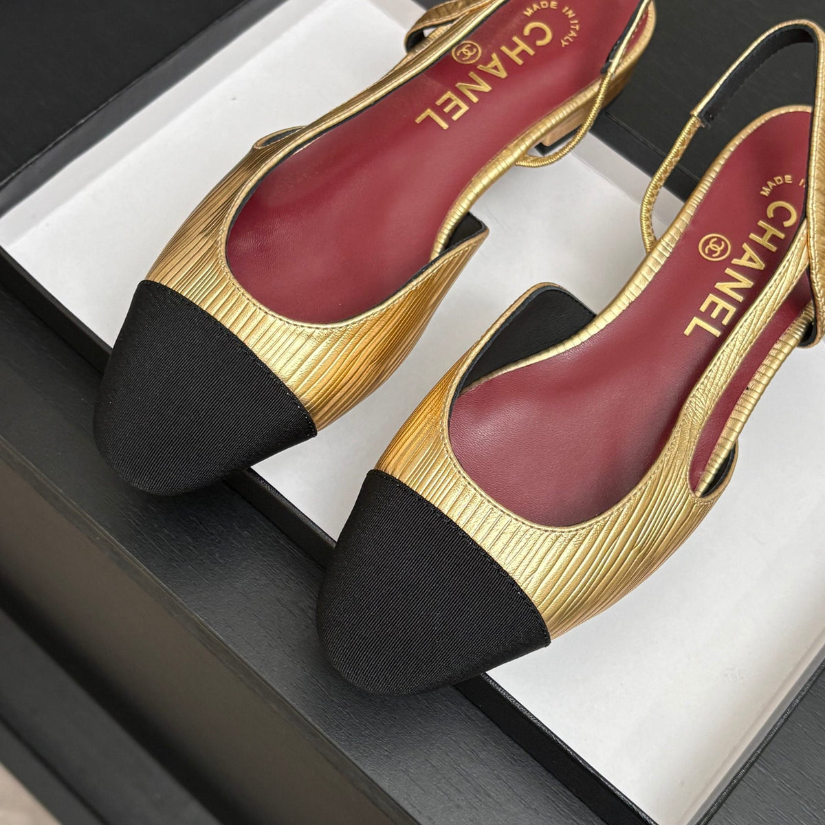 CC 26s Classic Slingback Flat Yellow Black Patent Leather 907640