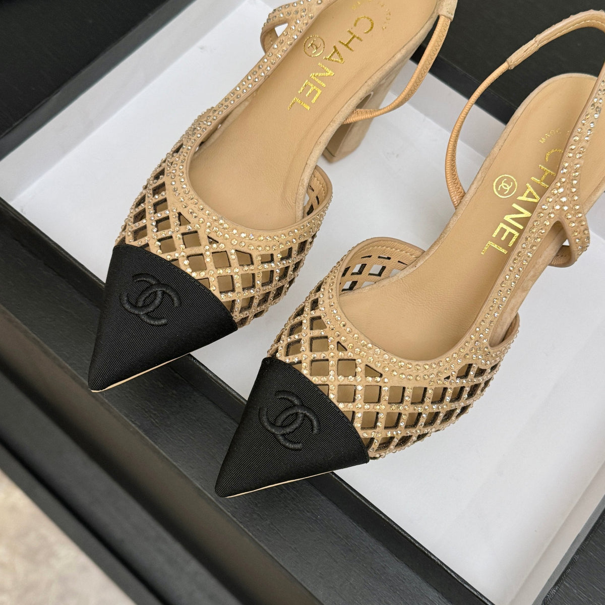 CC 26s Rhinestone Pointed-Toe Shoe Beige Black Suede Canvas 907704