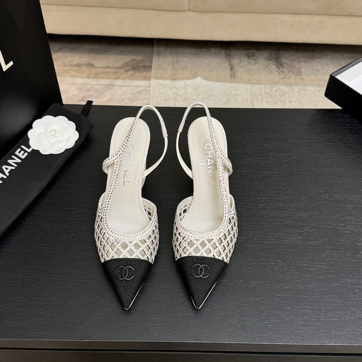 CC 26s Rhinestone Pointed-Toe Shoe White Black Leather Canvas 907706