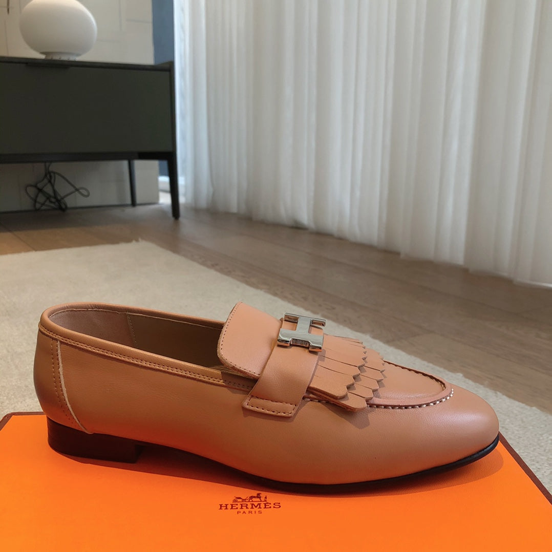 Royal Loafer Beige Perlino Calfskin With Fringe Detail And Silver Signature Buckle 509417
