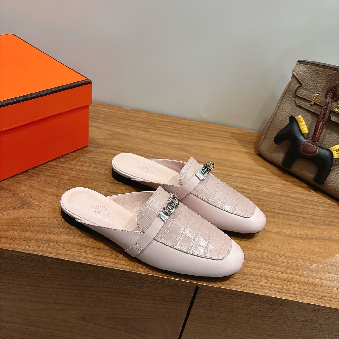 HM 26s Kelly Mule In Light Pink Crocodile-Embossed Calfskin Silver Hardware