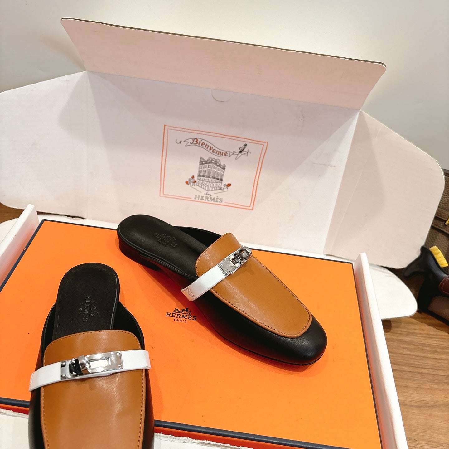 HM 26ss Mule Black Brown Calfskin Sliver Buckle 638467