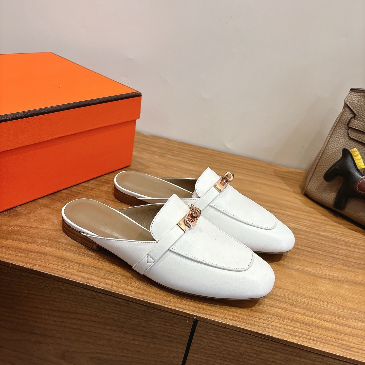 HM 26ss Mule White Calfskin Gold Buckle 638471