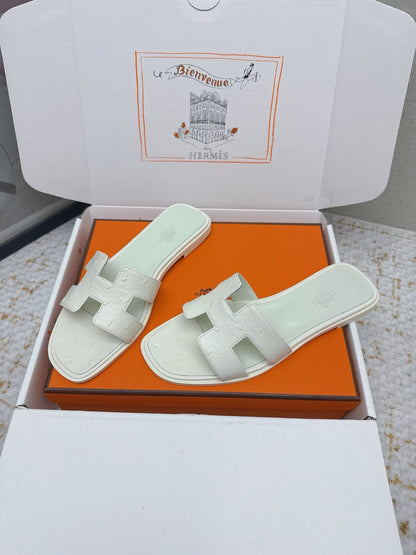 HM 26ss Oran Sandals Craie Ostrich Leather 625097