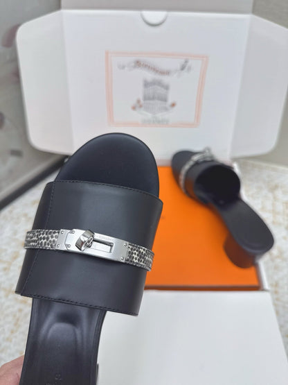 HM 26ss Oasis Sandals 50 Black Cowhide Sliver Buckle 625156
