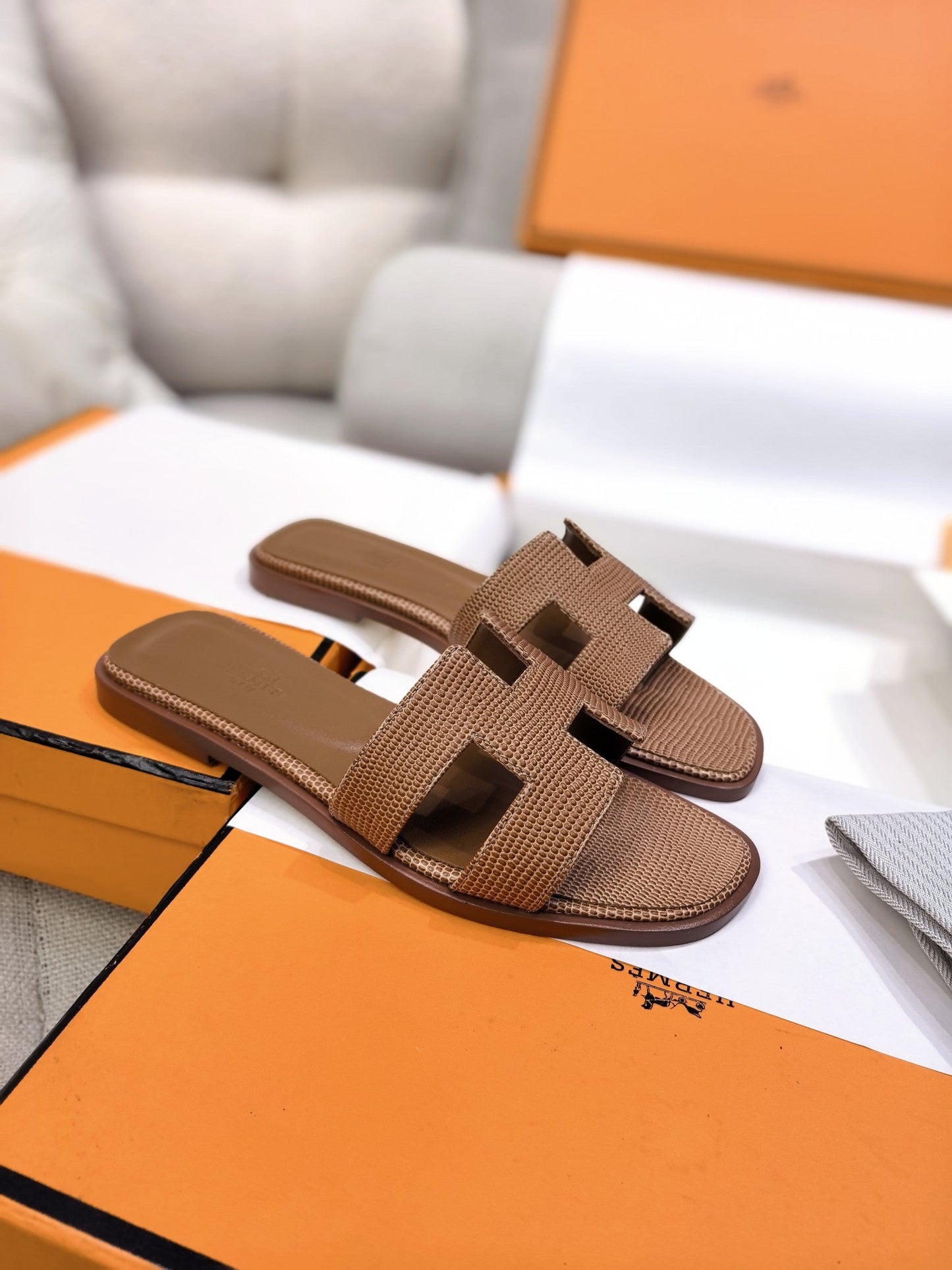 HM 26s Oran Sandal Brown Epsom 708457