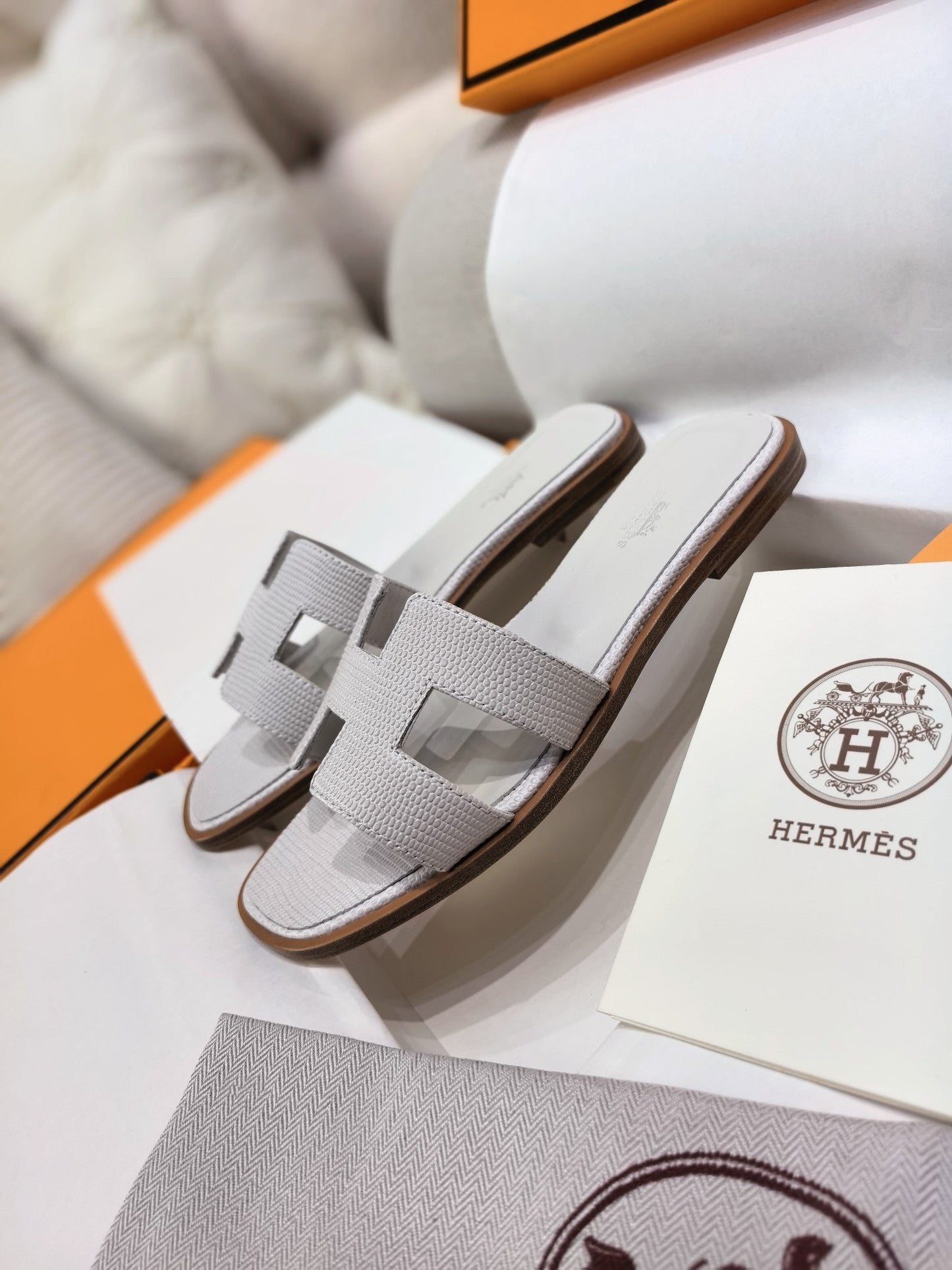 HM 26s Oran Sandal Light Grey Epsom 708458