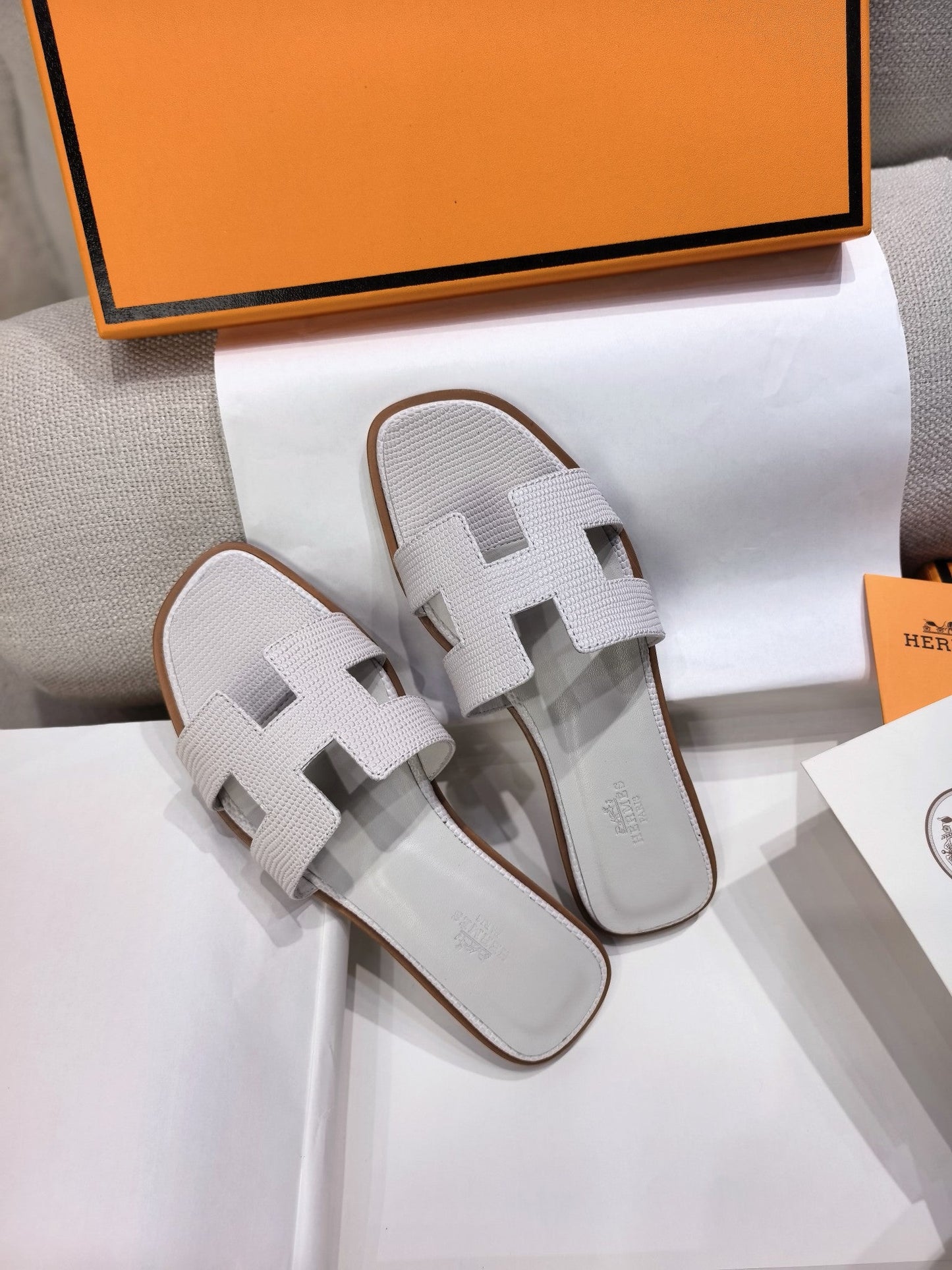 HM 26s Oran Sandal Light Grey Epsom 708458