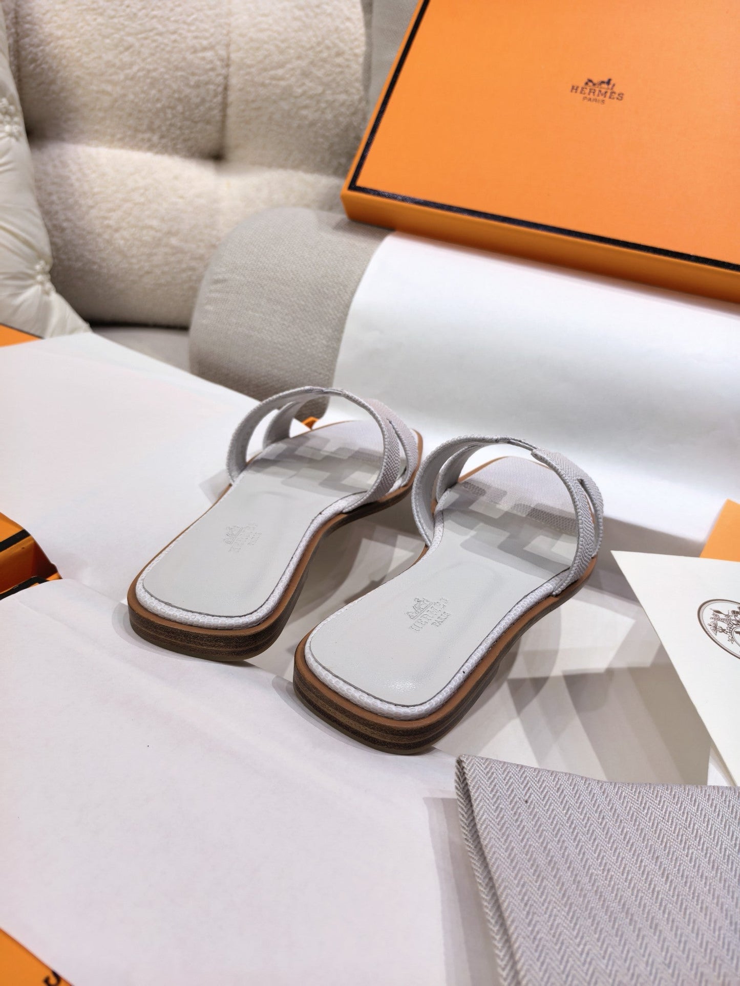 HM 26s Oran Sandal Light Grey Epsom 708458