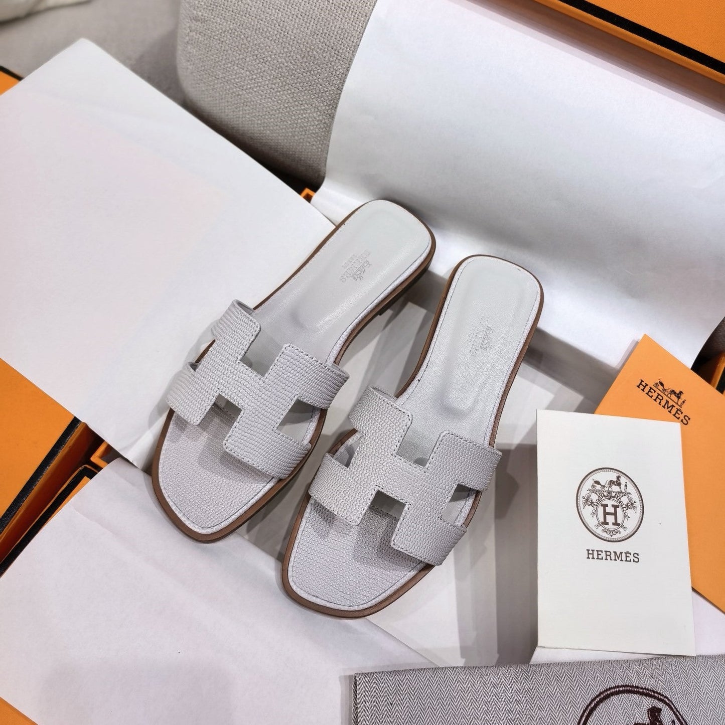 HM 26s Oran Sandal Light Grey Epsom 708458