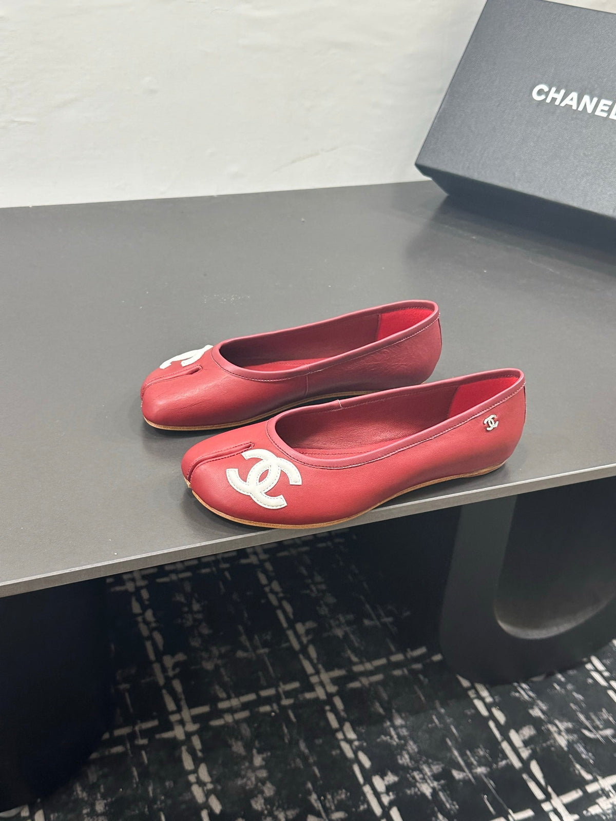 CC 26s Coco Beach Split-Toe Ballet Flats Red Lambskin 832538