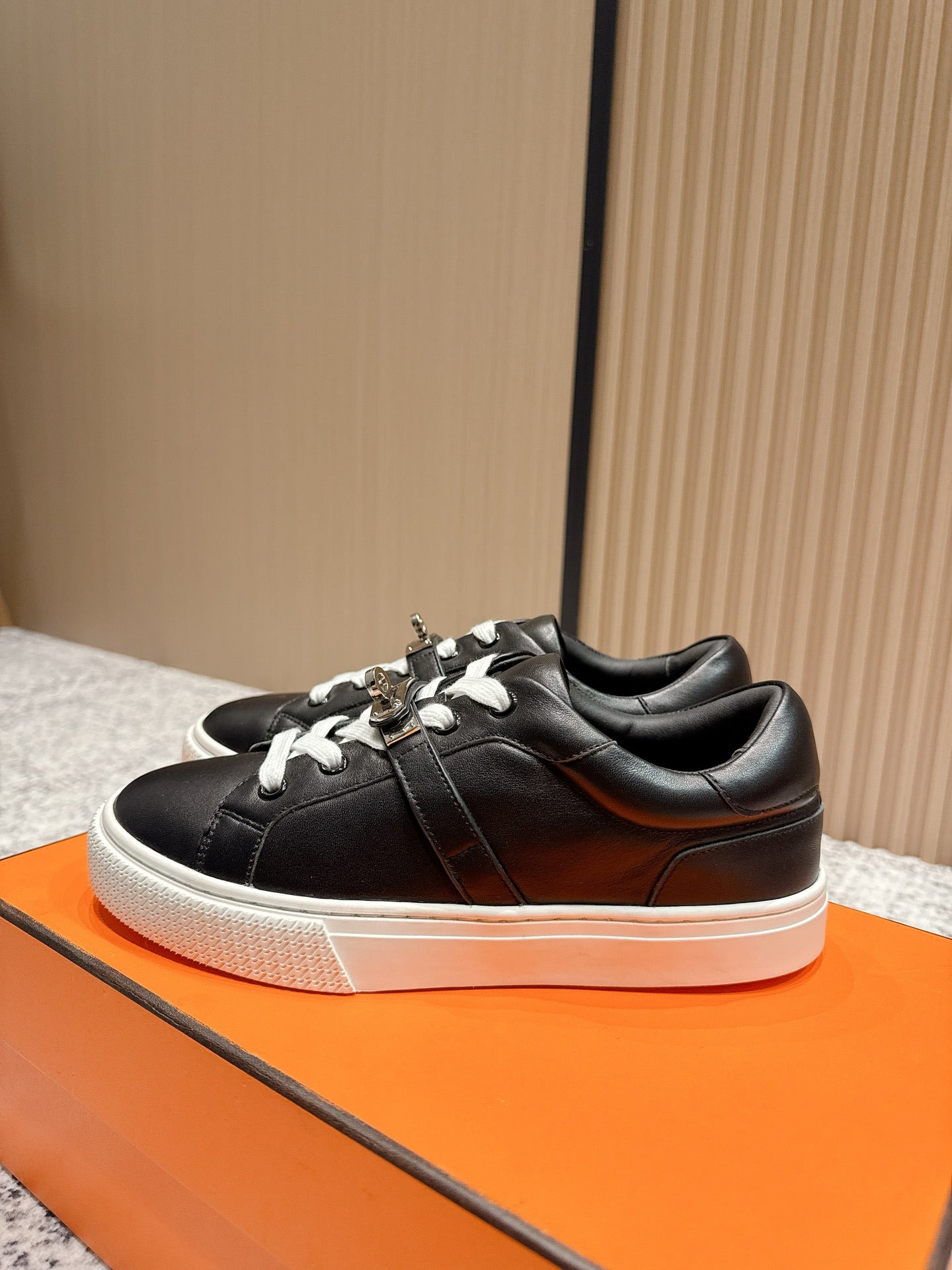 HM Casual Sneakers Sliver Buckle Black White Leather