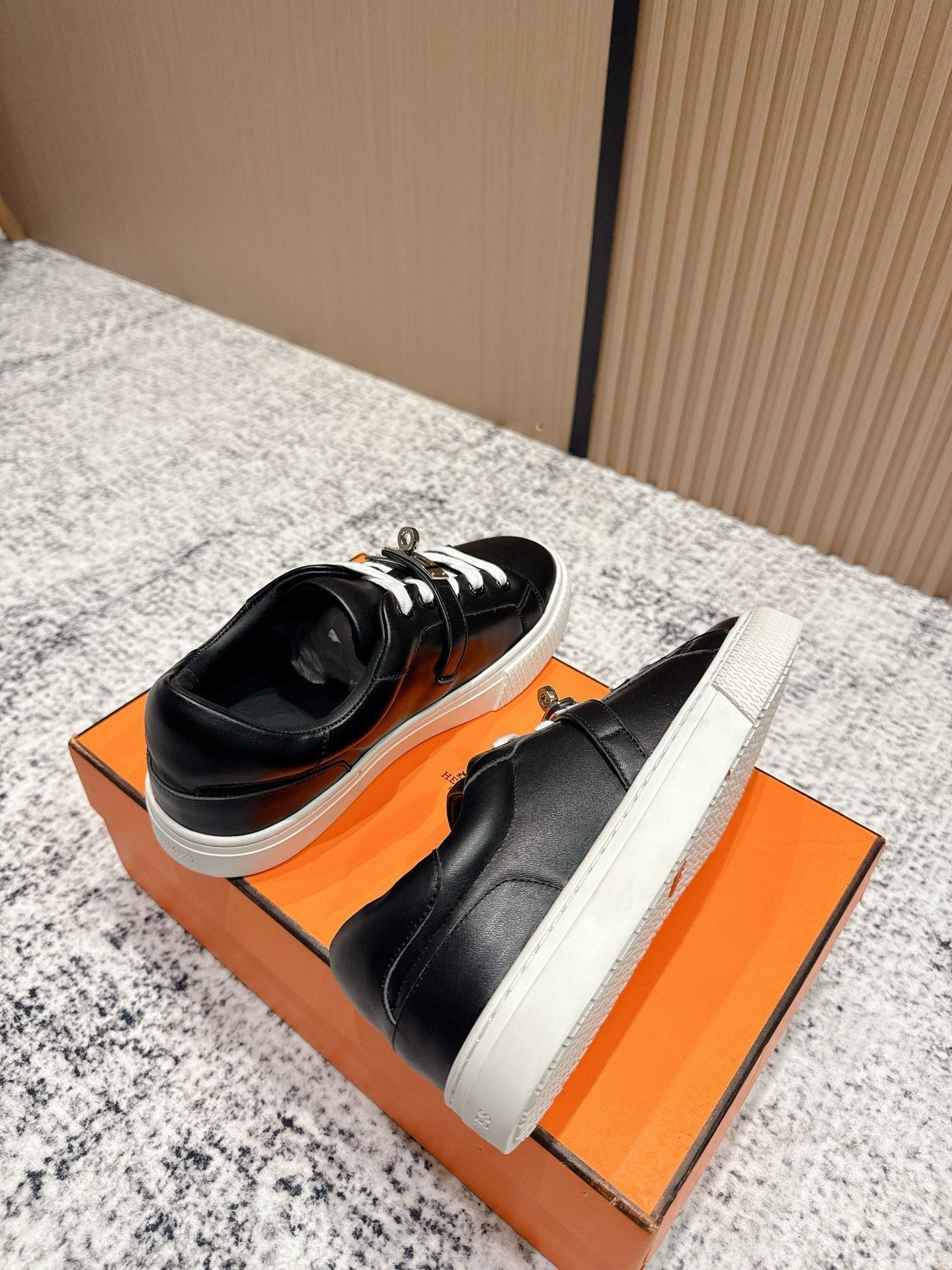 HM Casual Sneakers Sliver Buckle Black White Leather