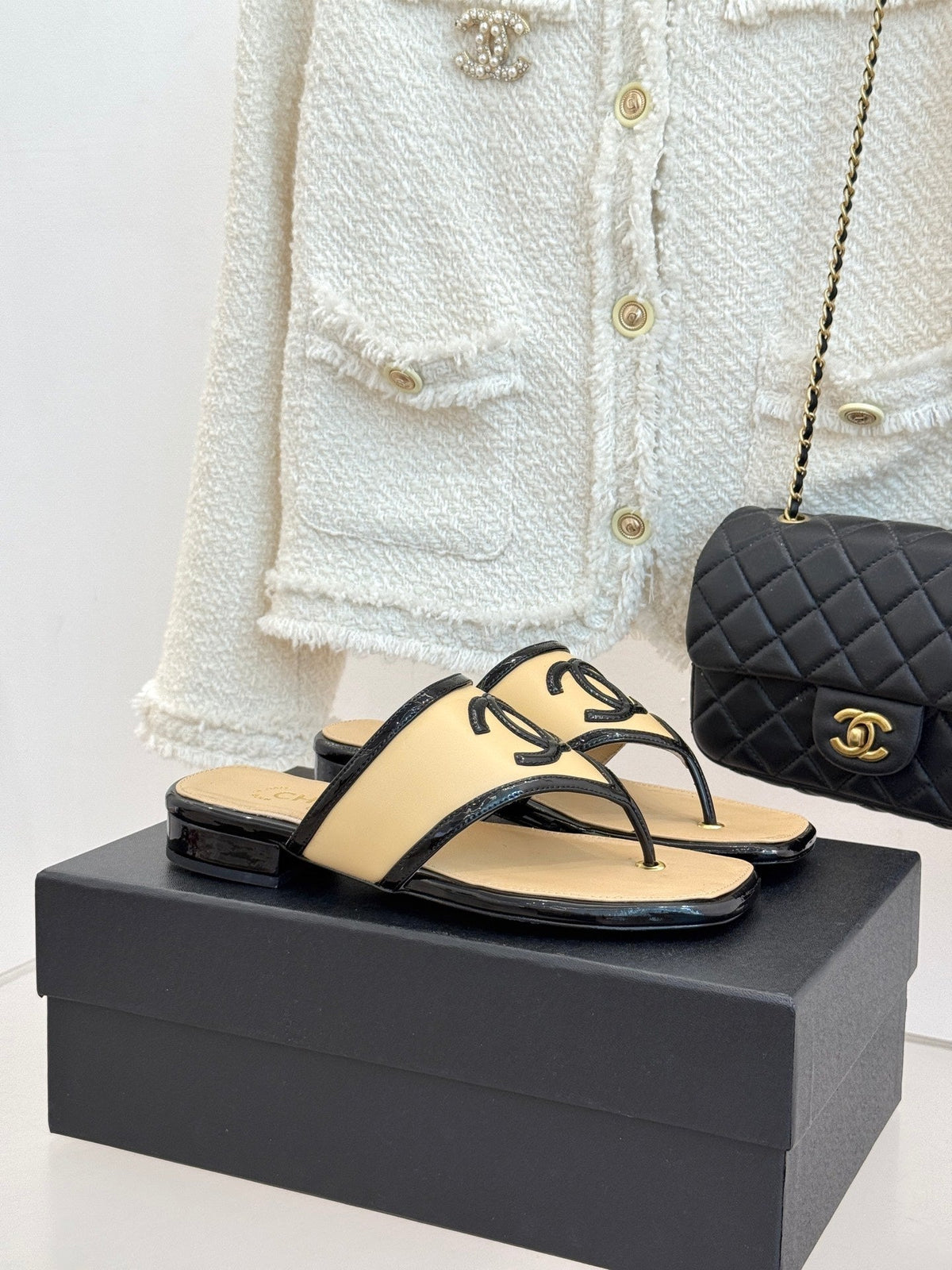 CC 26s Thong Sandal Black Beige Lambskin Patent Leather 917802