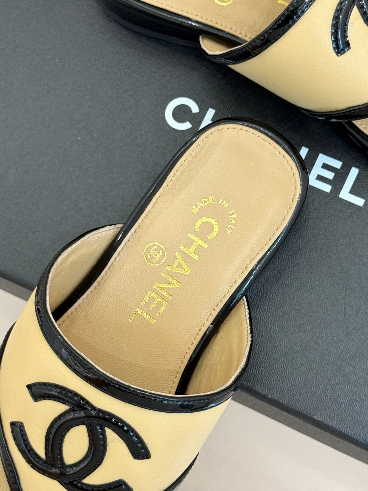 CC 26s Thong Sandal Black Beige Lambskin Patent Leather 917802