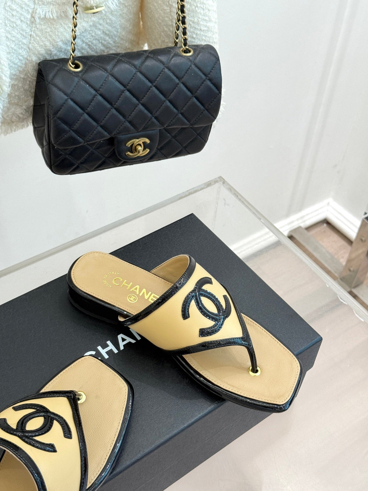 CC 26s Thong Sandal Black Beige Lambskin Patent Leather 917802