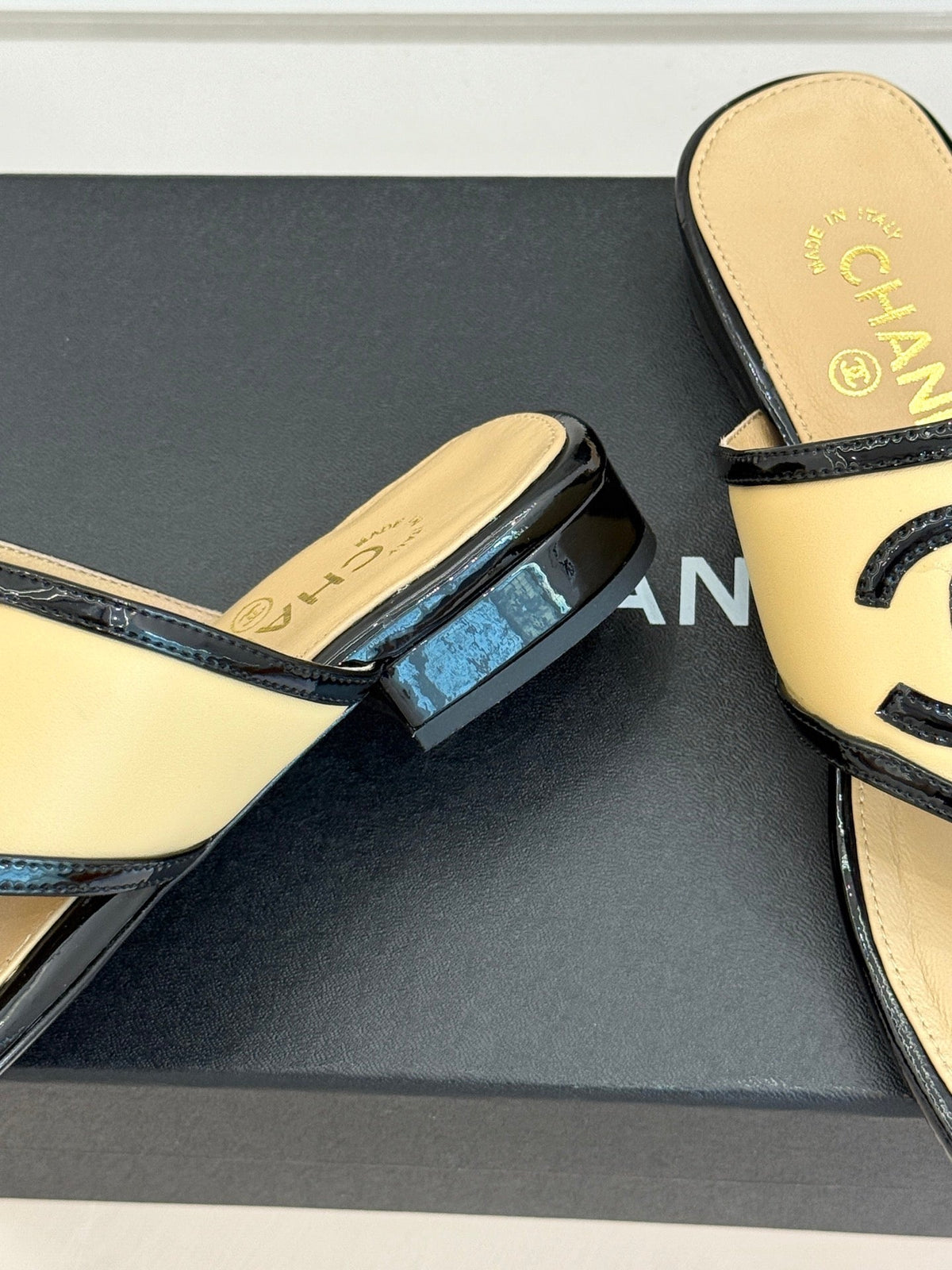 CC 26s Thong Sandal Black Beige Lambskin Patent Leather 917802