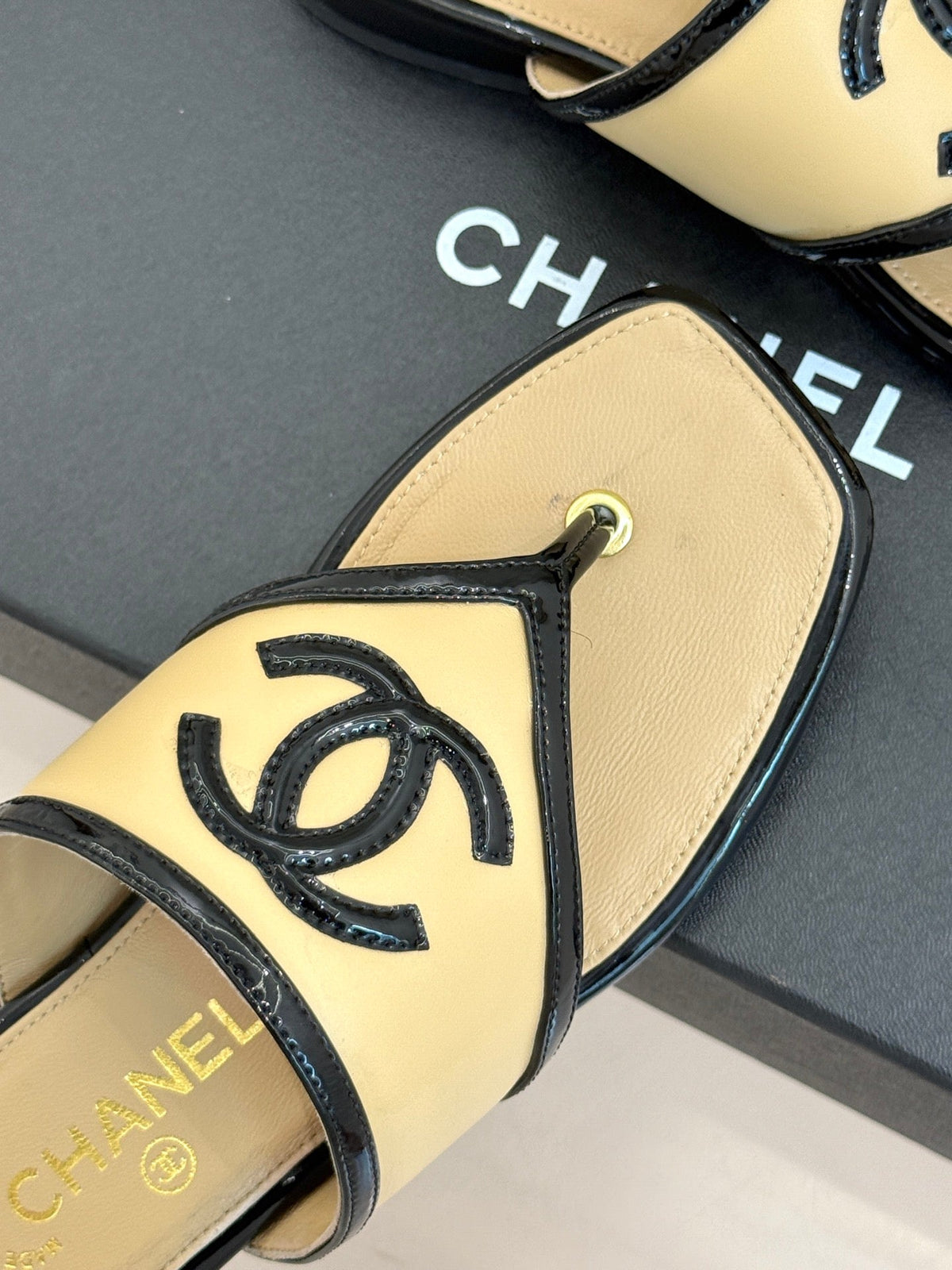CC 26s Thong Sandal Black Beige Lambskin Patent Leather 917802
