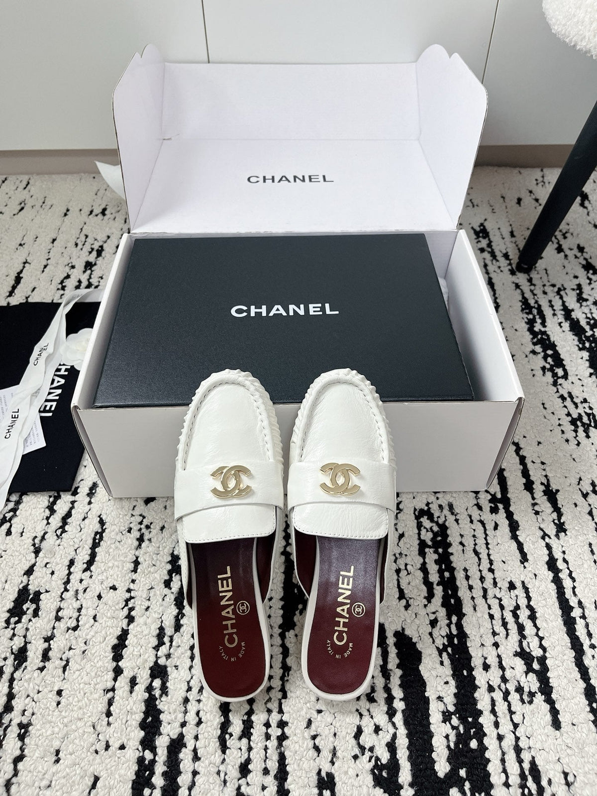 CC 26A Métiers d’art 2026 Mules White Glossy Sheepskin 900758