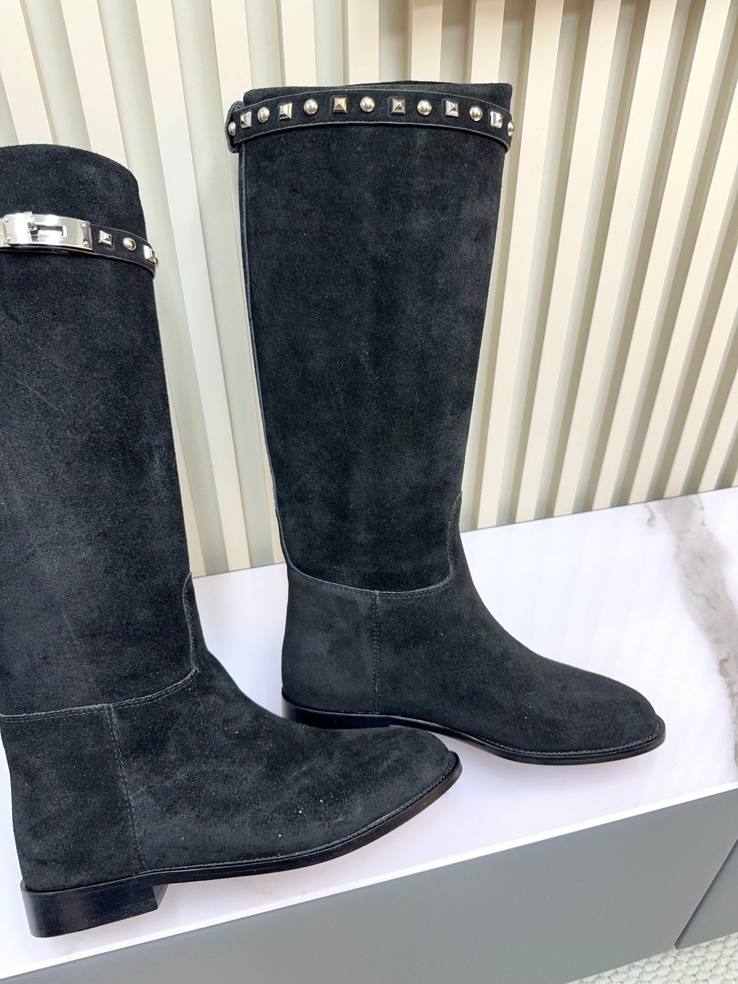 HM 25ss Kelly Buckle Riding Boots Black Suede 576117