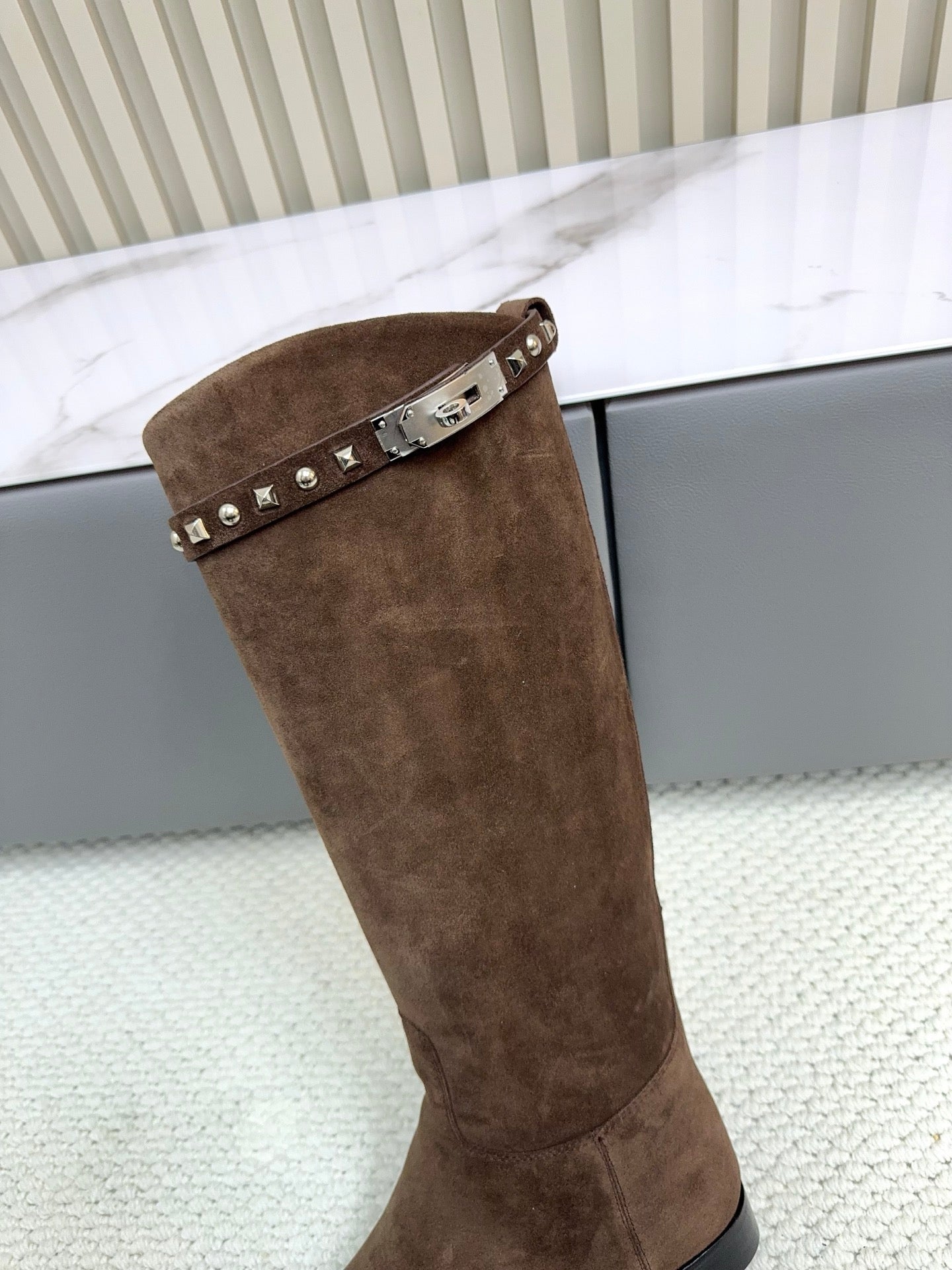 HM 25ss Kelly Buckle Riding Boots Dark Brown Suede 576118