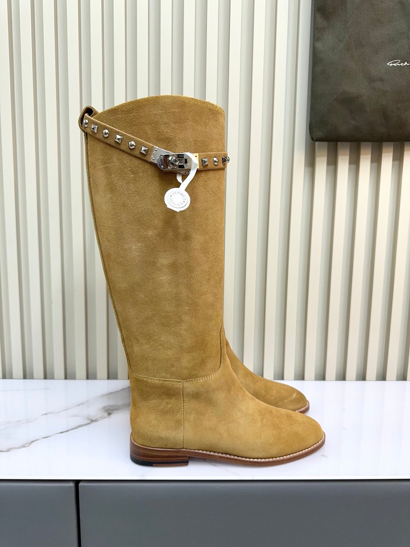 HM 25ss Kelly Buckle Riding Boots Taupe Suede 576119