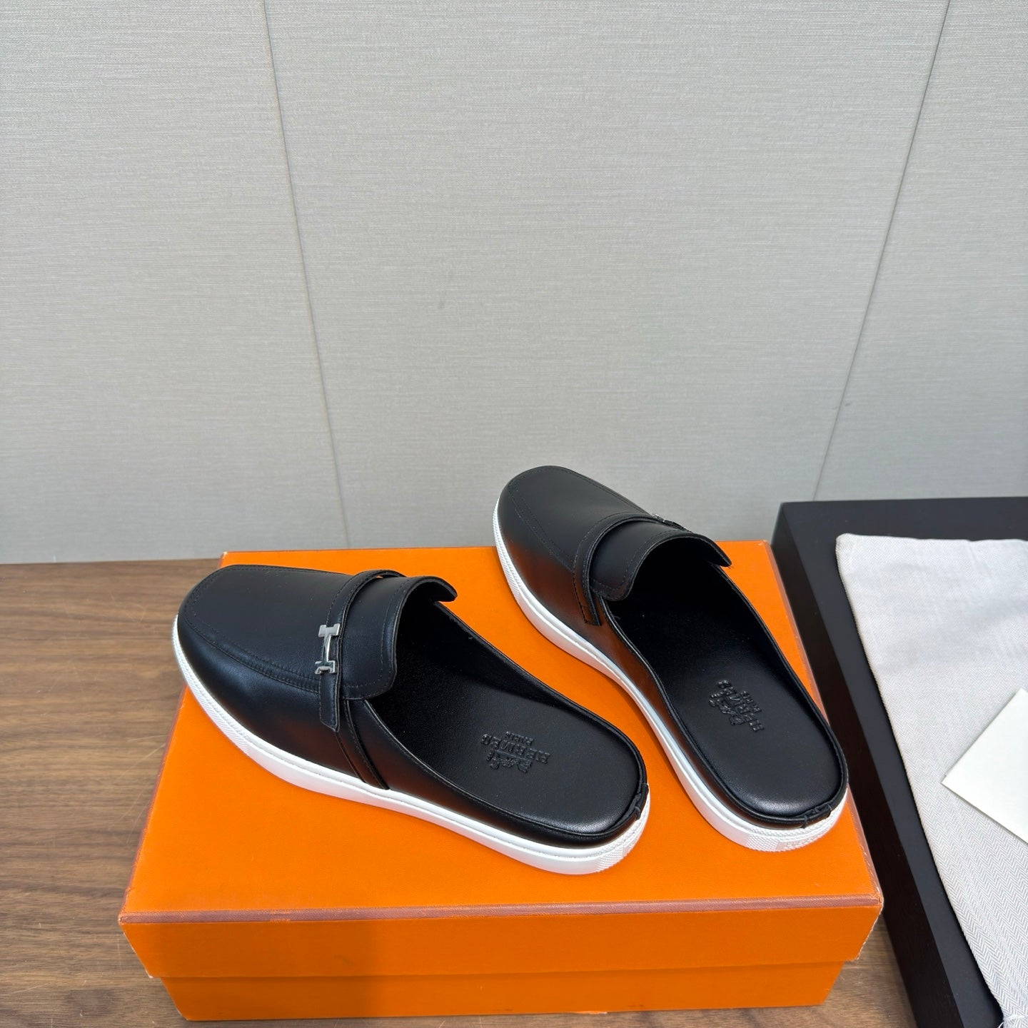 HM 25s Like Mule Black Lambskin Rubber 465666