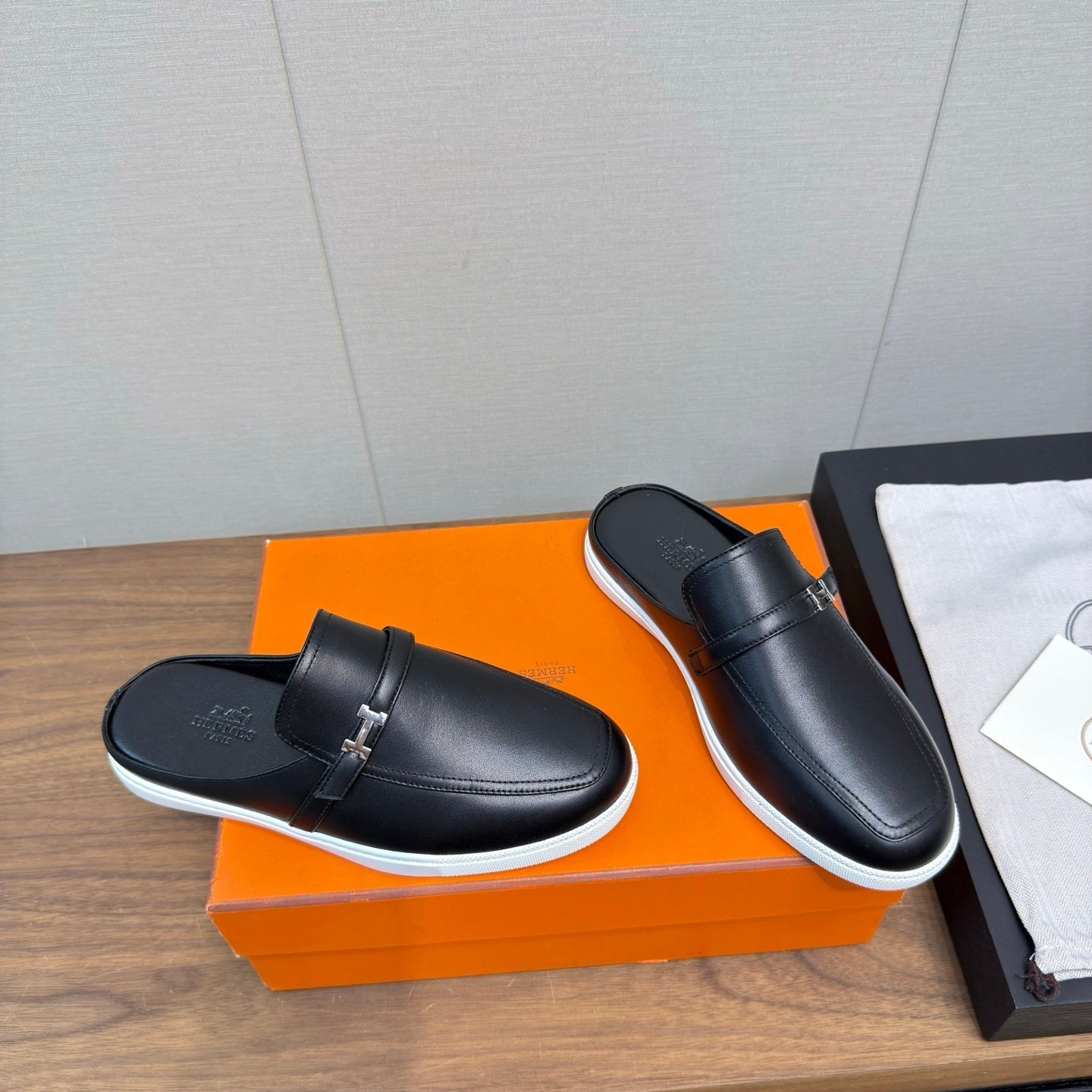 HM 25s Like Mule Black Lambskin Rubber 465666