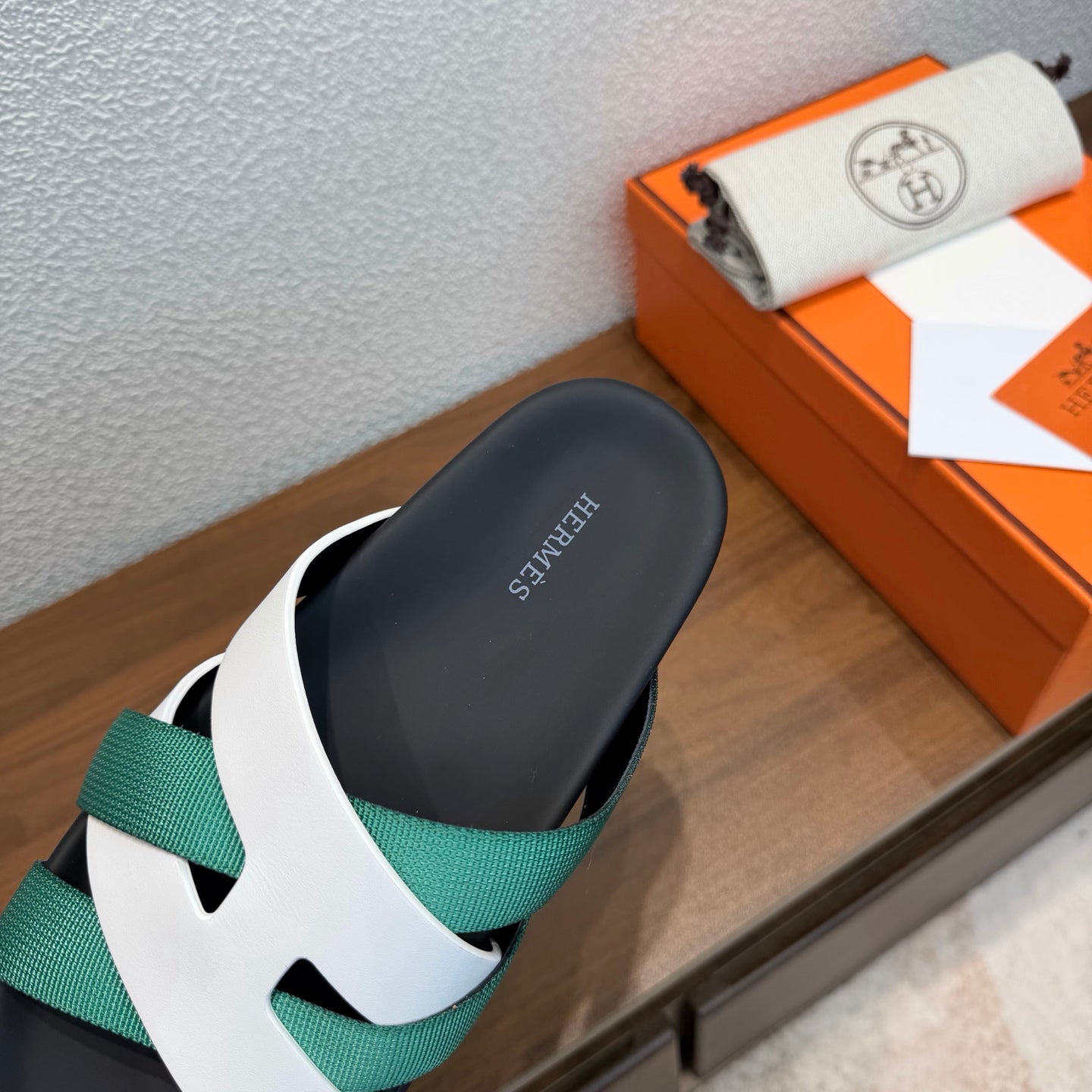 HM 26s Kazimir Sandal In White Calfskin And Emerald Green Fabric