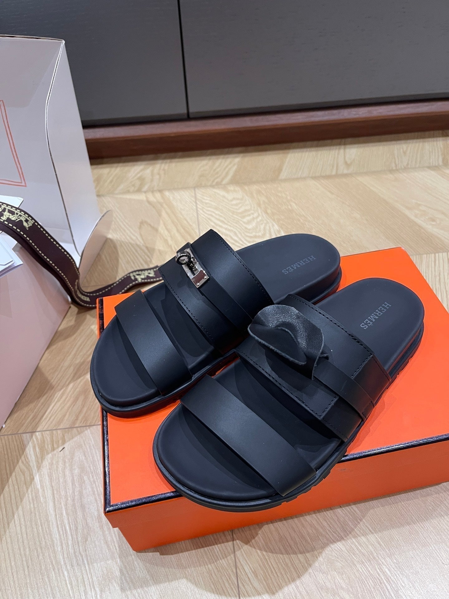 HM 25 Jackson Sandal Black Calfskin