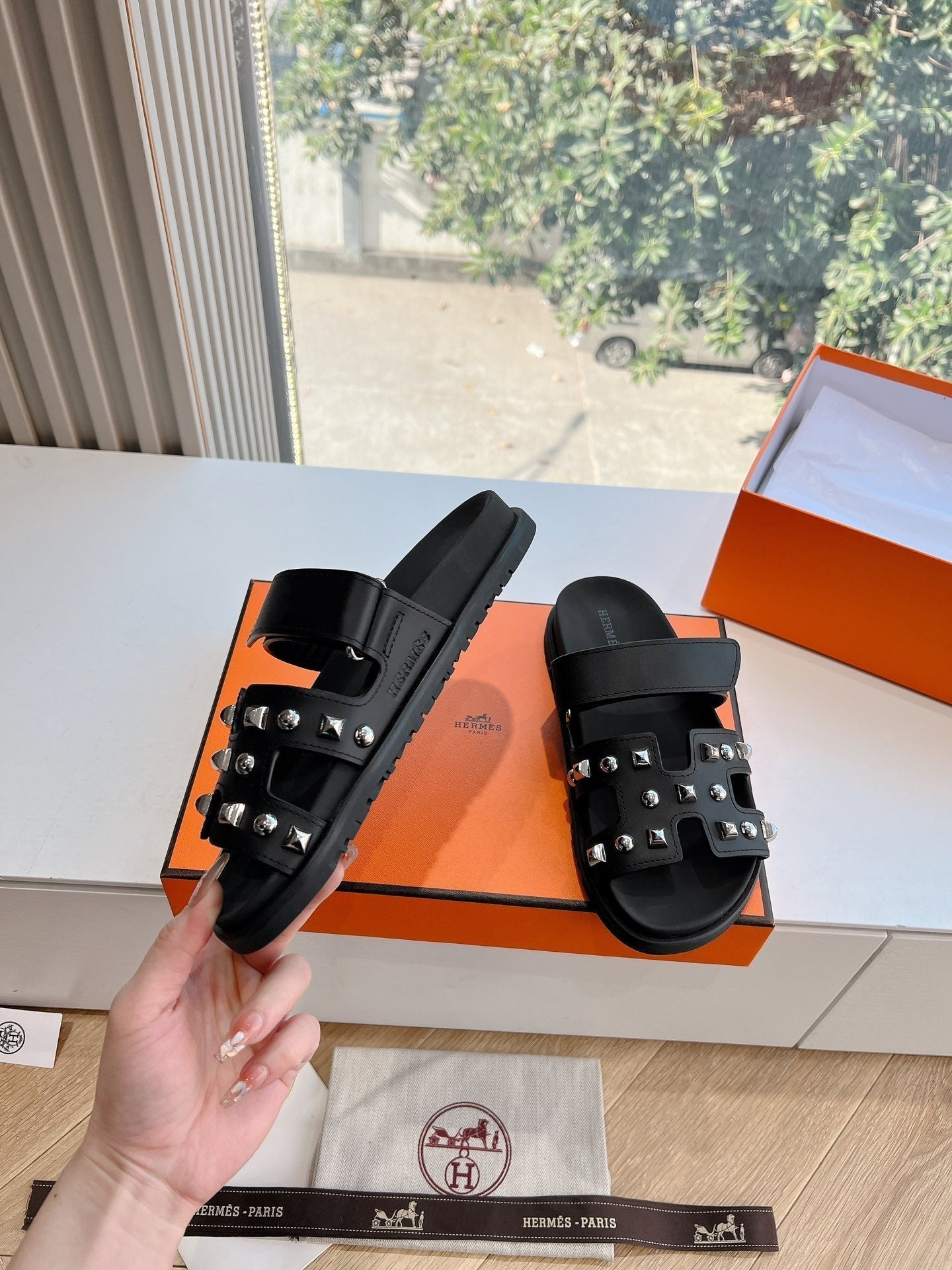 HM Chypre Sandal Black Calfskin mix Studs 202820
