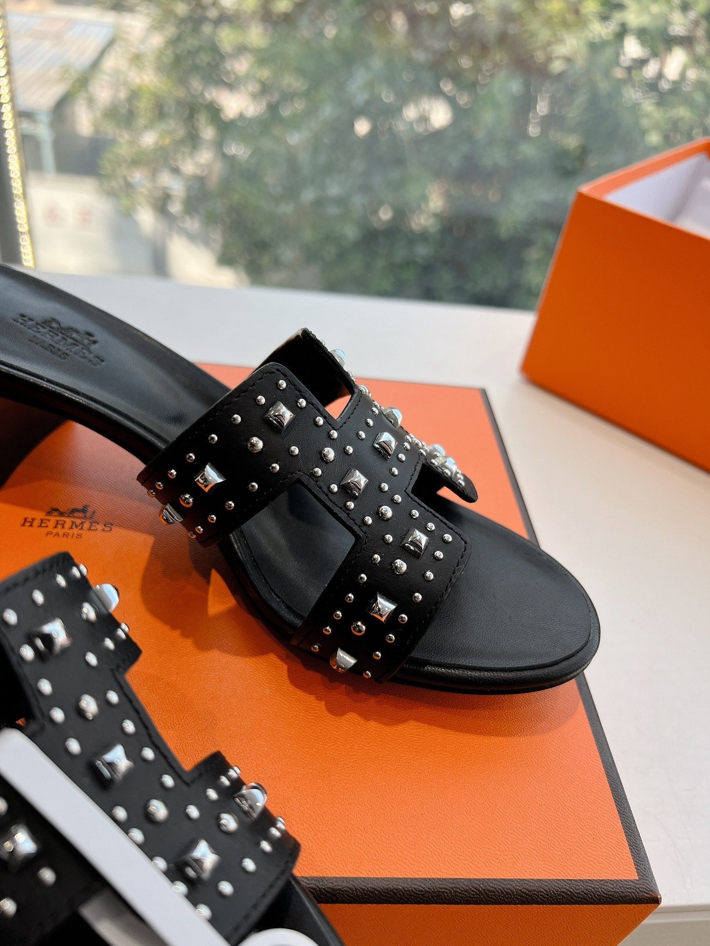 OASIS SANDAL IN BLACK CALFSKIN WITH STUD